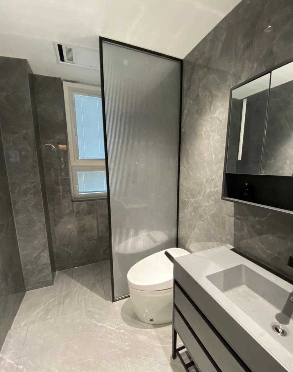 卫生间配黑色极简边隔断,真的很哇塞,黑白灰搭配时尚简约百搭,希望给