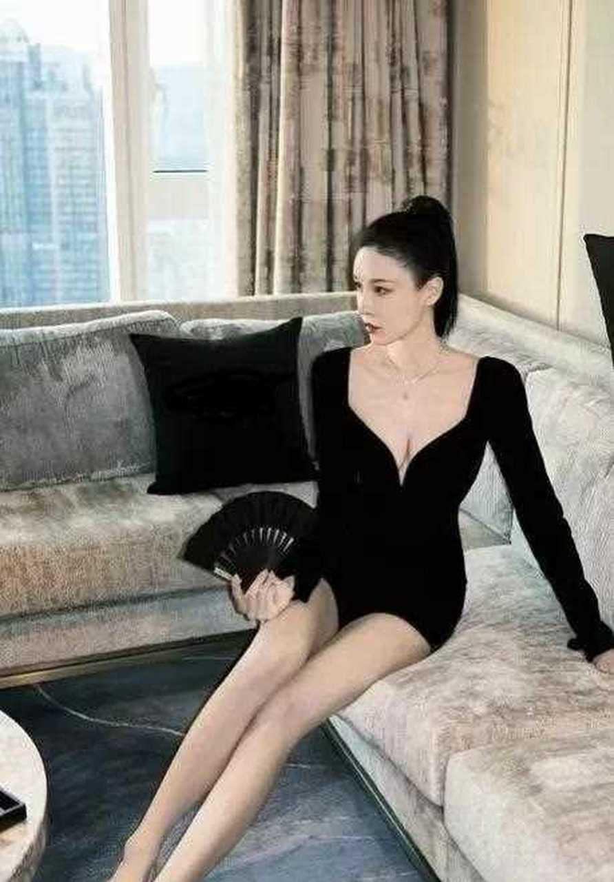 张蓝心真敢穿,穿深v连体短裤大秀事业线,让人不敢直视.