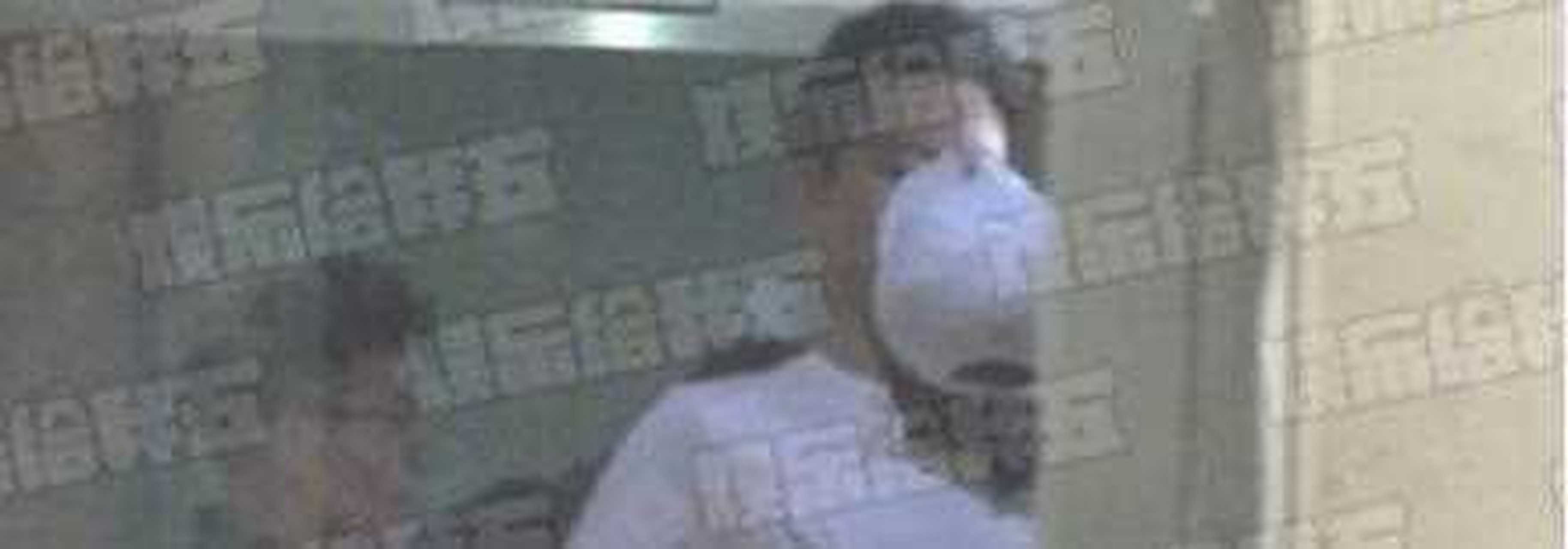 杨紫秦俊杰当众热吻,杨紫还甜蜜的帮男友整理发型,这狗粮甜甜甜