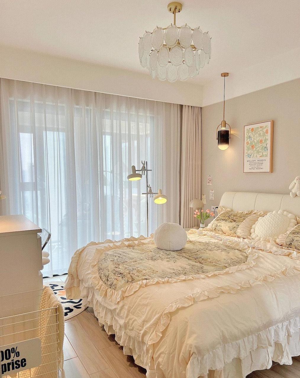 越来越喜欢卧室温暖柔美的色系,入住之后慢慢把卧室变成了自己喜坏哪
