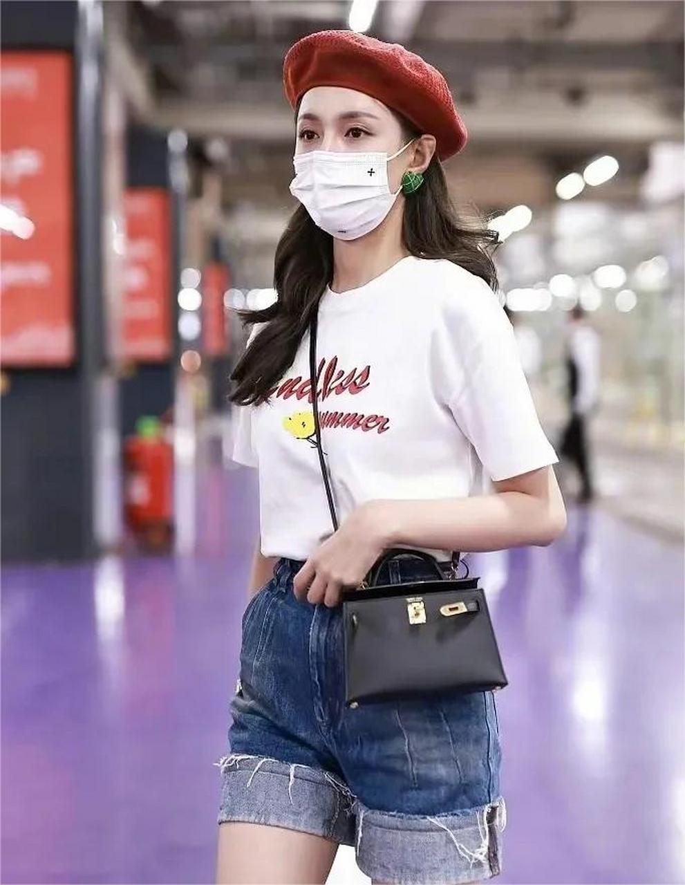 沈梦辰这样穿真时髦,白t恤配牛仔短裤,再戴红色贝雷帽来提亮