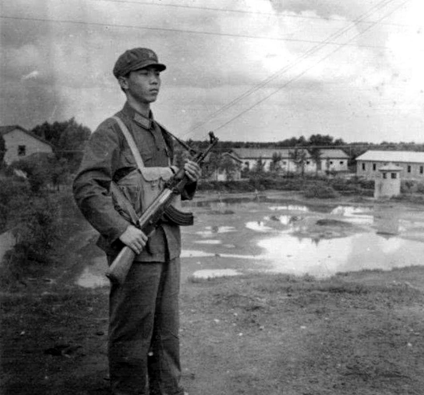 1970年,旅大警备区副司令前往保定出差,顺道探望当兵的儿子.