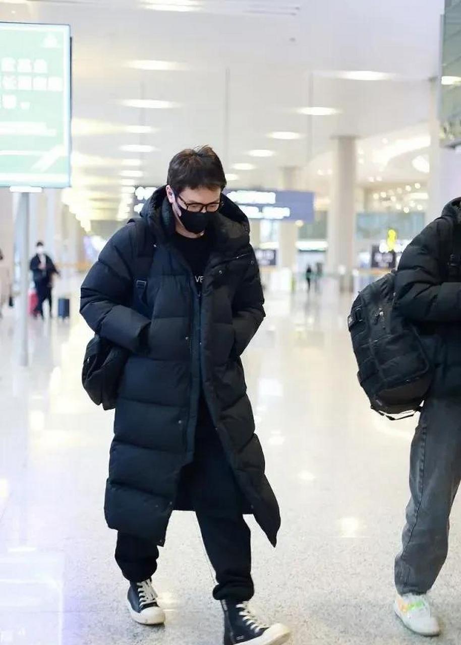 gif创作人# 近日,网友在上海机场偶遇冯绍峰,身高178cm的他全身黑
