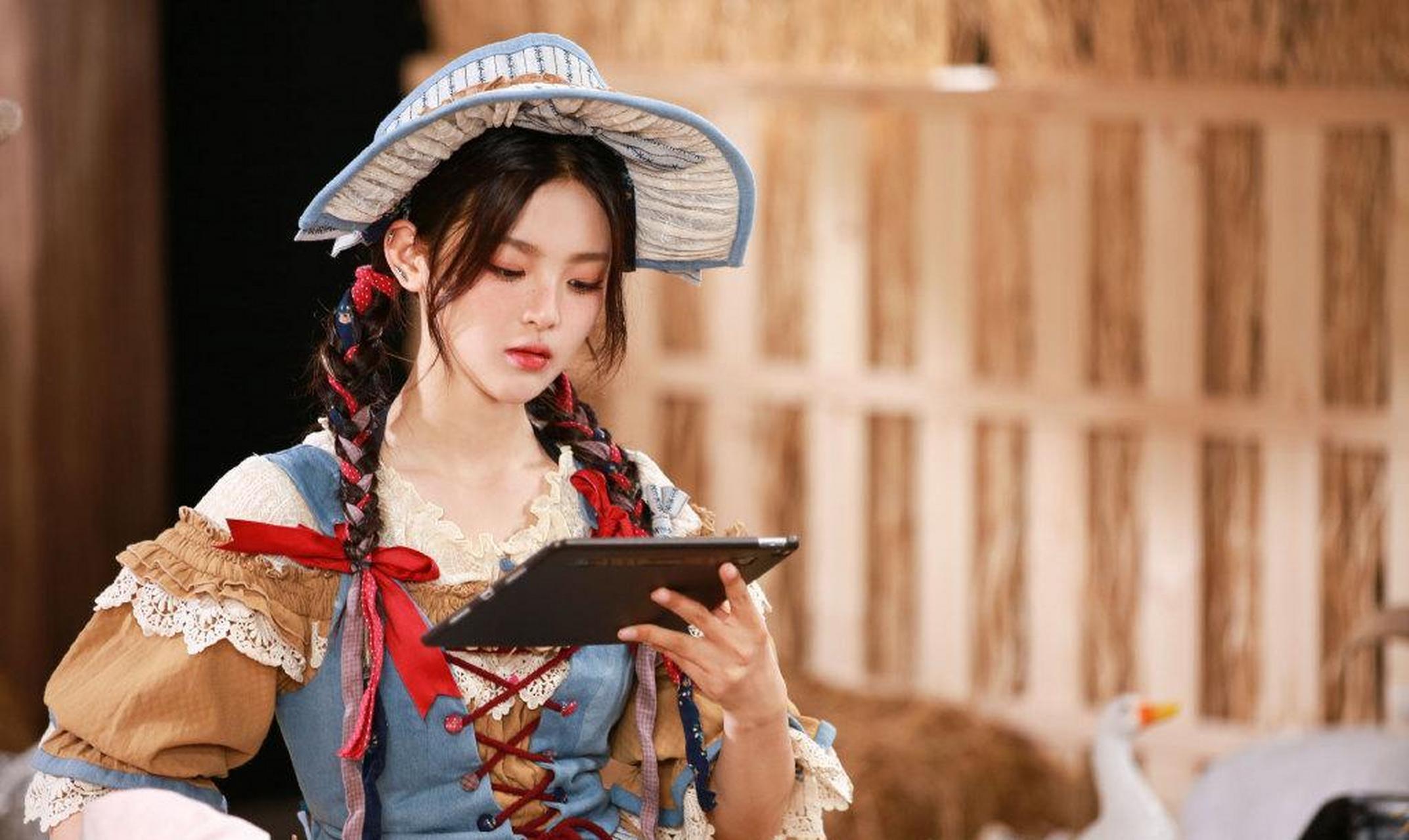 杨超越这颜值太吃香了,穿暗色洛丽塔连衣裙扎麻花辫,美成小精灵