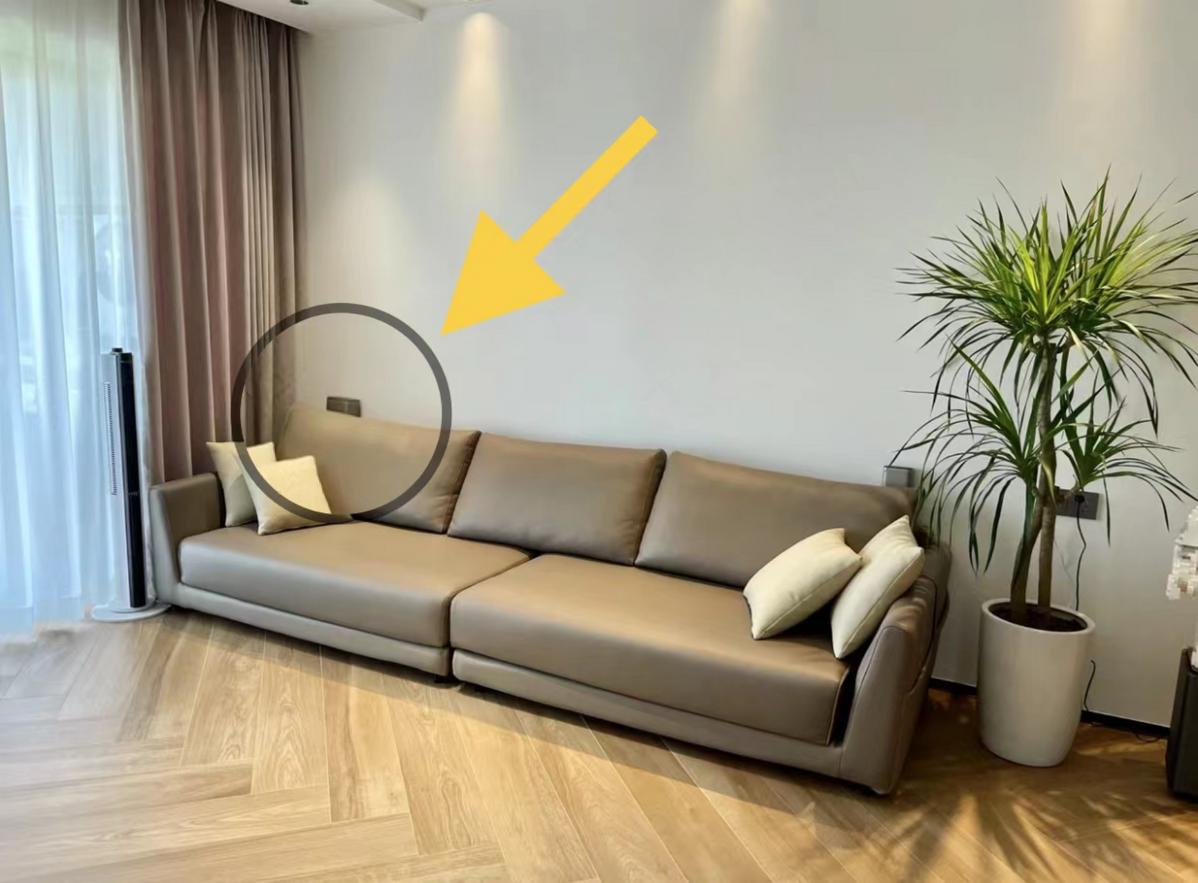 水电改造的时候,装插座记得在"沙发"的上方装个五孔插座,最好带有usb