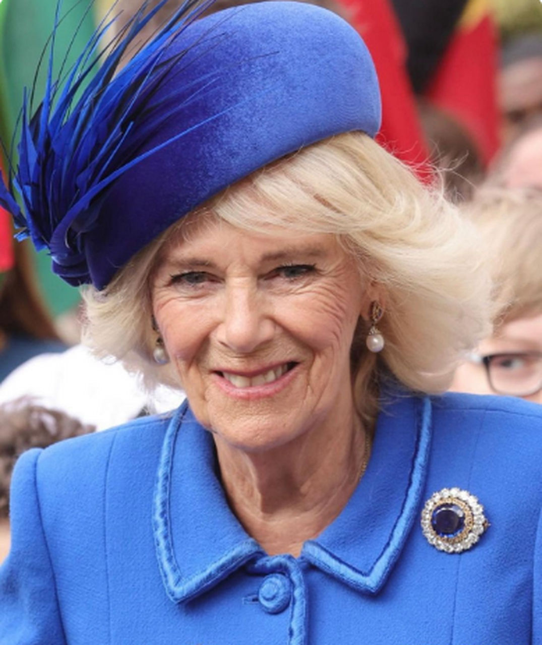 玛丽王后于1934年购买的蓝宝石胸针,双边框镶有一颗大蓝宝石.