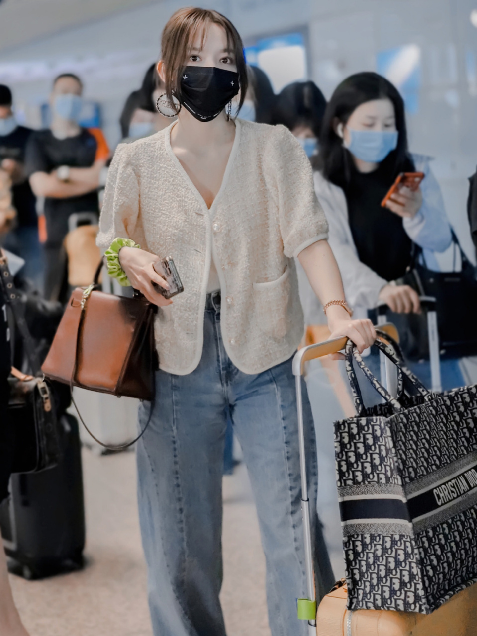 程潇私服look 温柔甜美的韩系风 程潇20210610机场私服穿搭 嫩黄色小