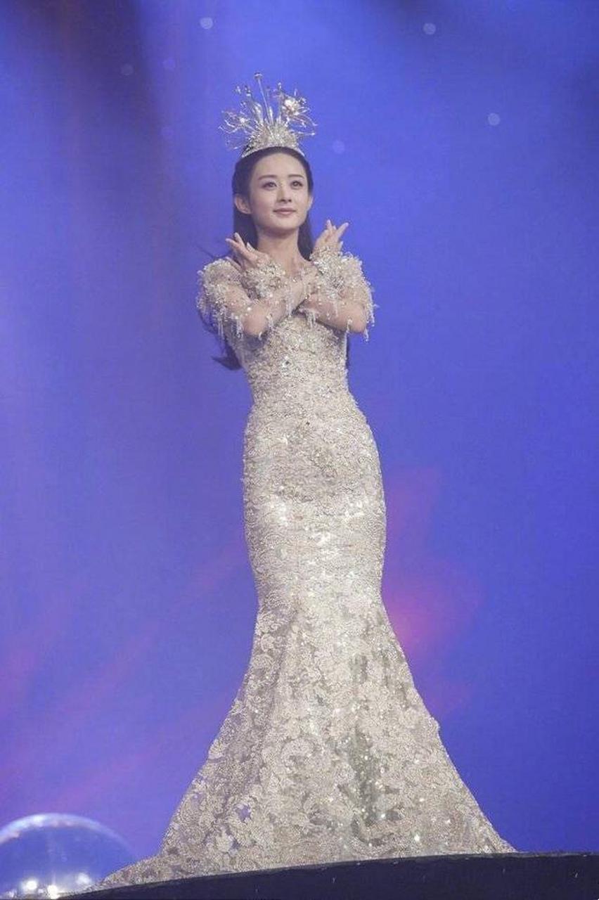 很喜欢赵丽颖第十届金鹰节女神造型,一袭金色的鱼尾长裙,配合耀眼的