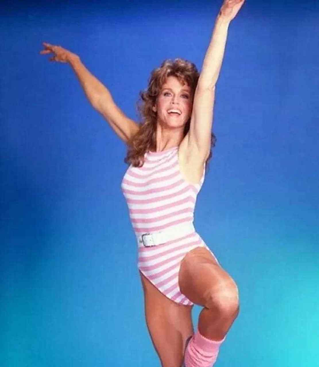 小时候看到健美女星简方达的照片时,特别喜欢她那种套在脚踝上的长筒