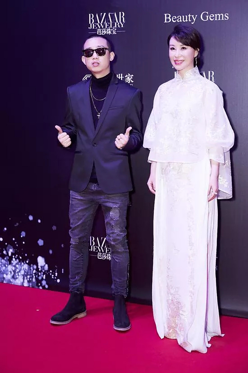 "民歌天后"祖海人到中年魅力不减.身穿白色轻纱礼服优雅大方.