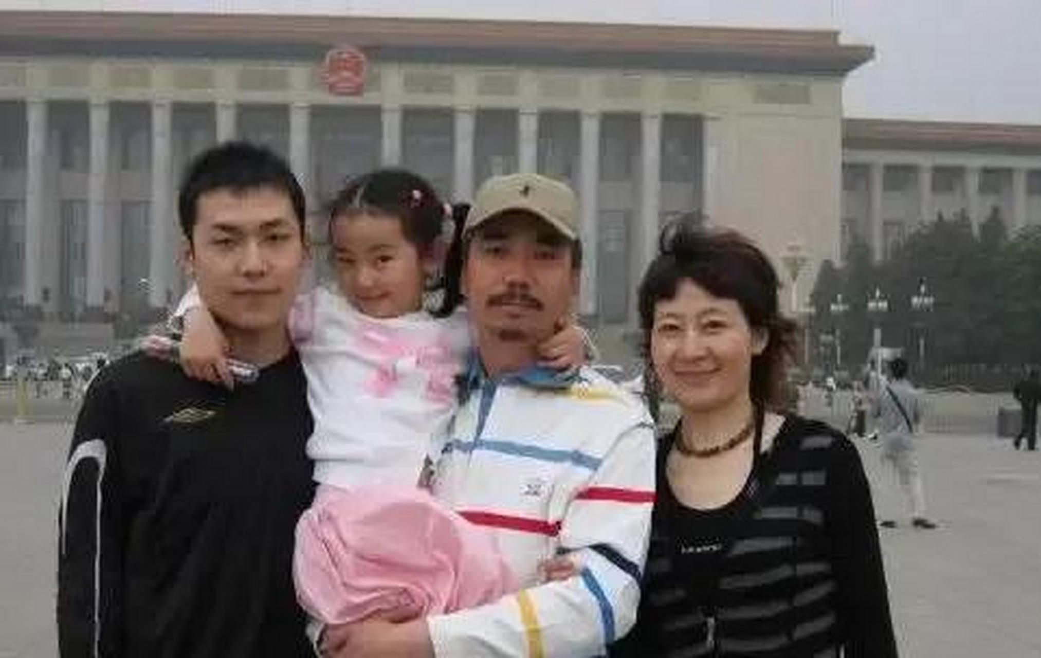 著名演员范明与二婚老婆,女儿,继子一家四口合影,老婆五官精致大气