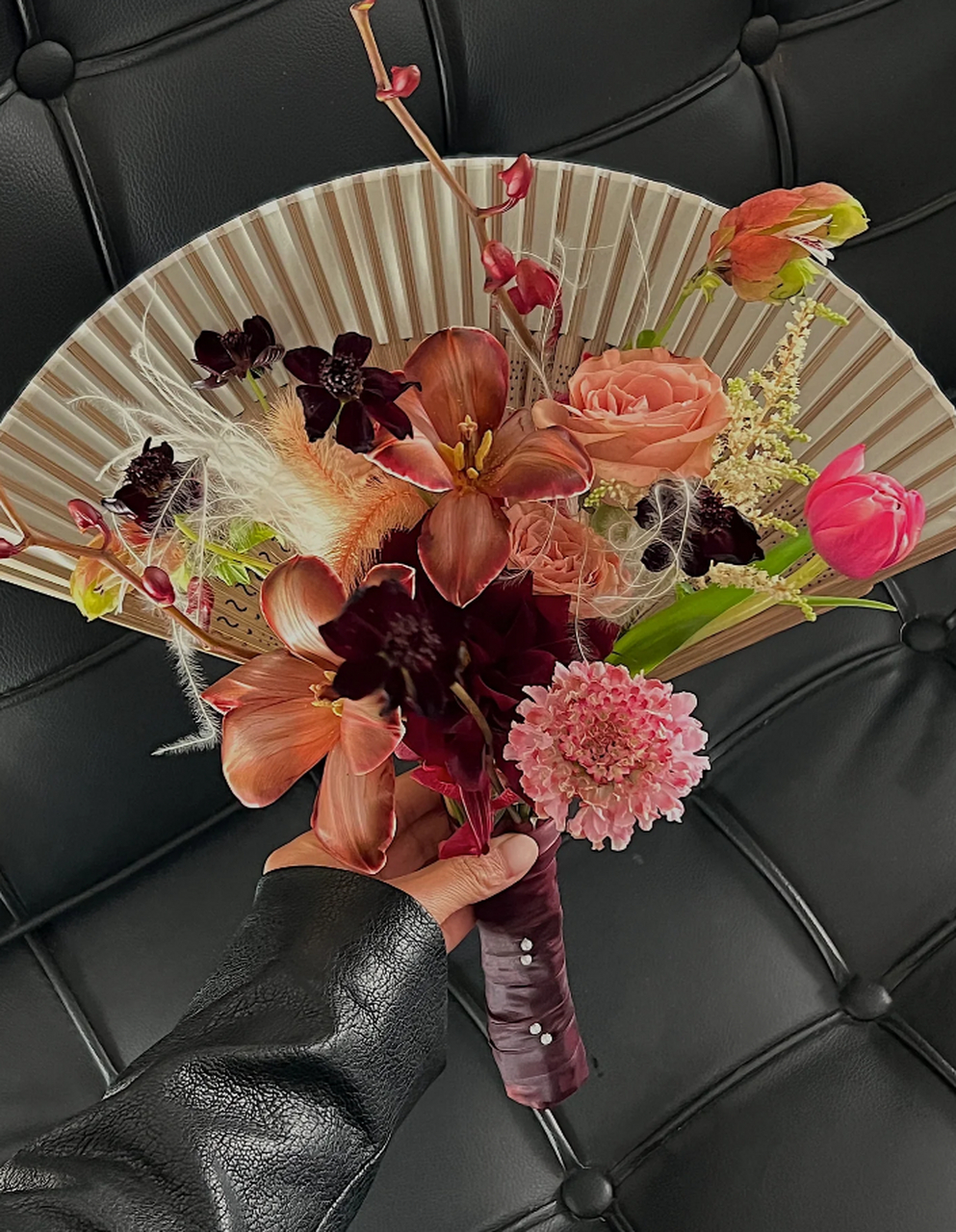 中式复古团扇手捧花:传统之美,传递深情厚意 团扇,作为中国古代文化的