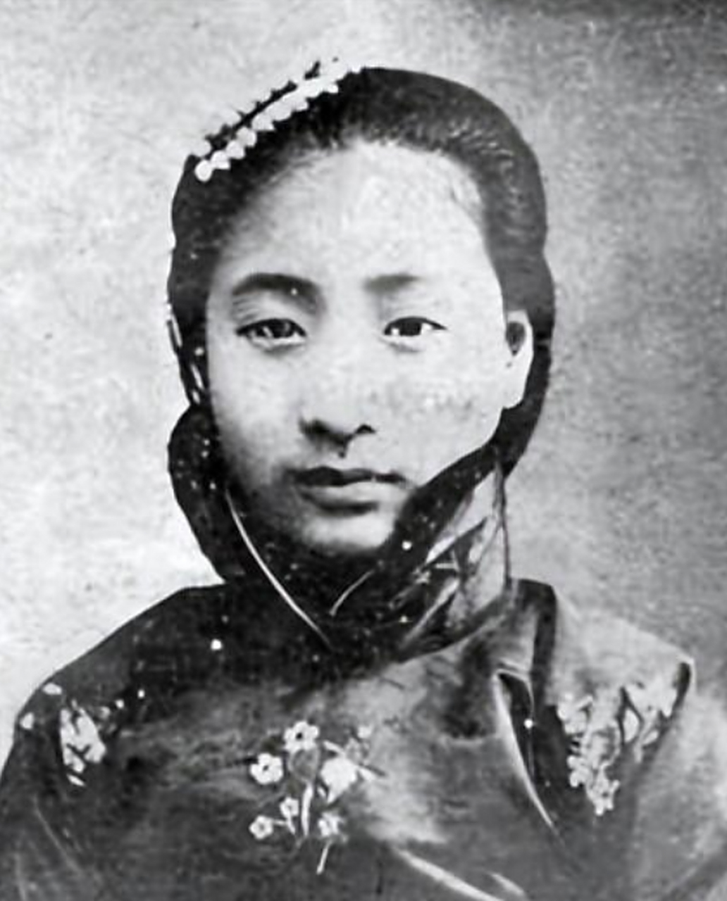 "民国奇女"小凤仙,与将军蔡锷结缘,中年嫁锅炉工后结局如何?