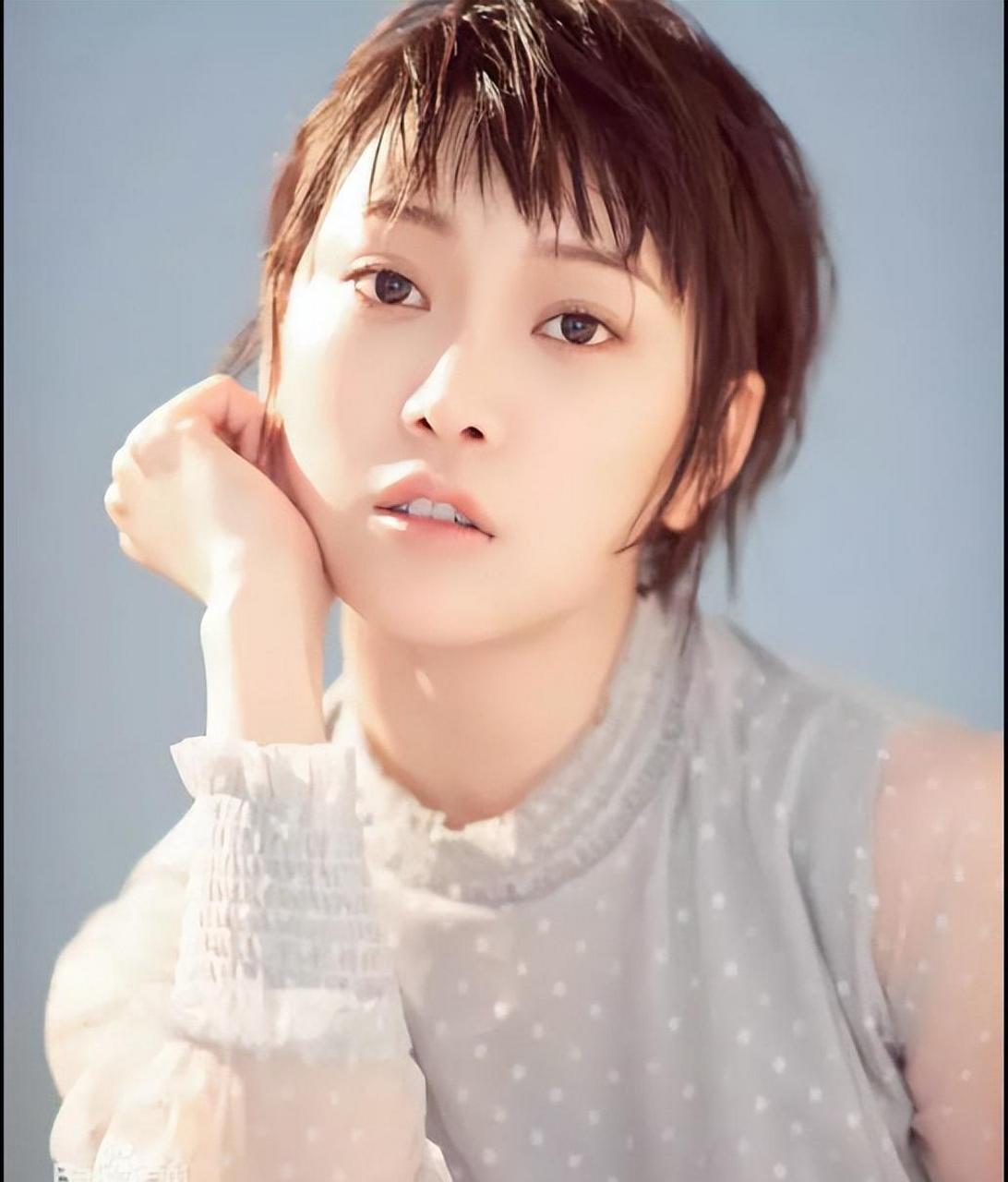 刘语乔日常穿搭清新漂亮 网友们觉得她颜值如何可评论关注转发分享