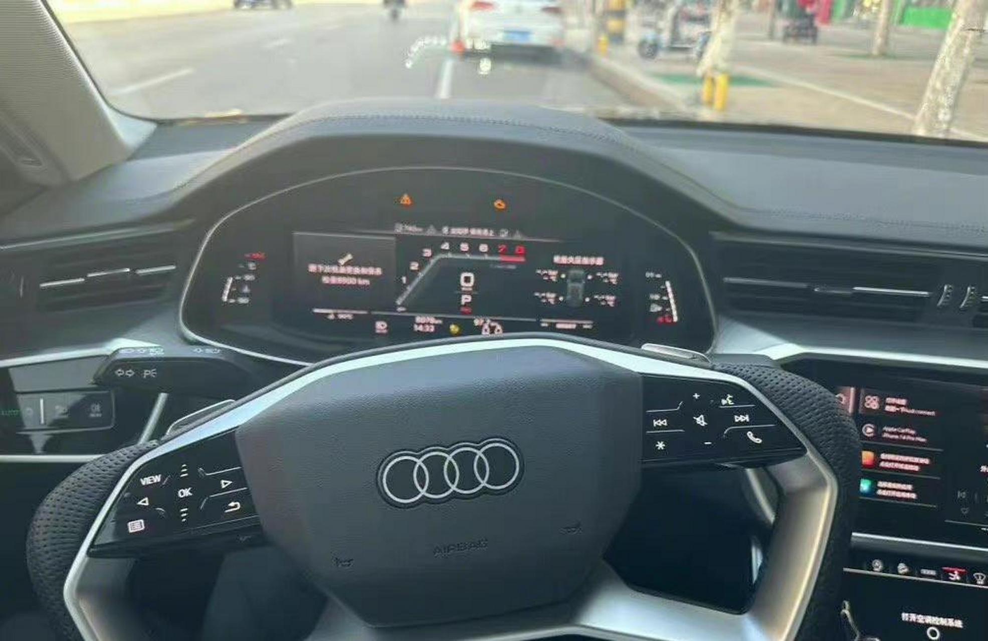 作为穷人的我没开过豪车,这方向盘该怎样开呢?