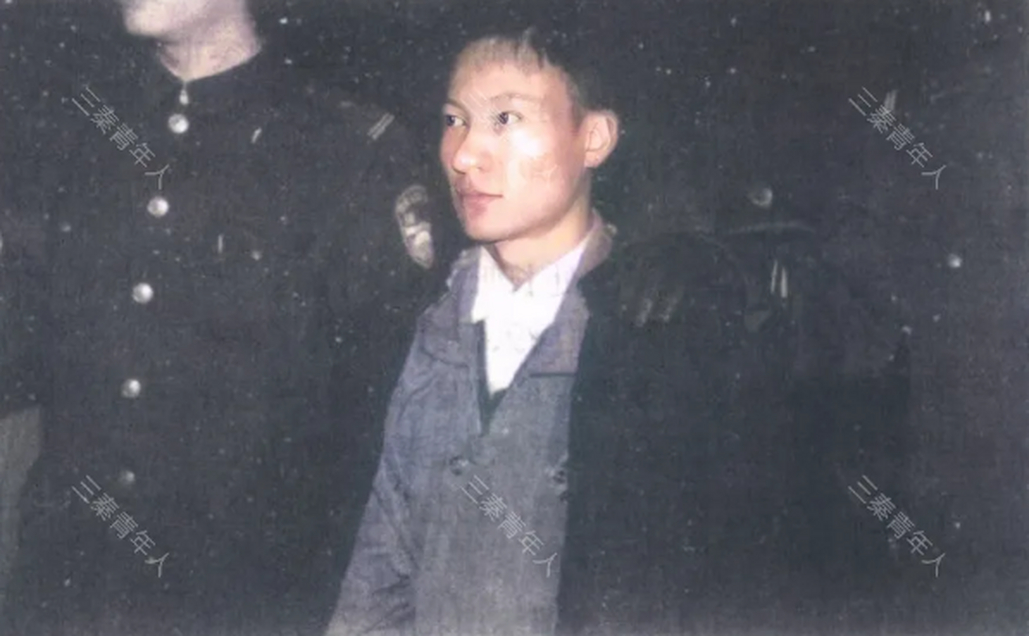 1998年,河南灵宝,被捕后的"悍匪"彭妙计一张罕见的老照片 镜头中的