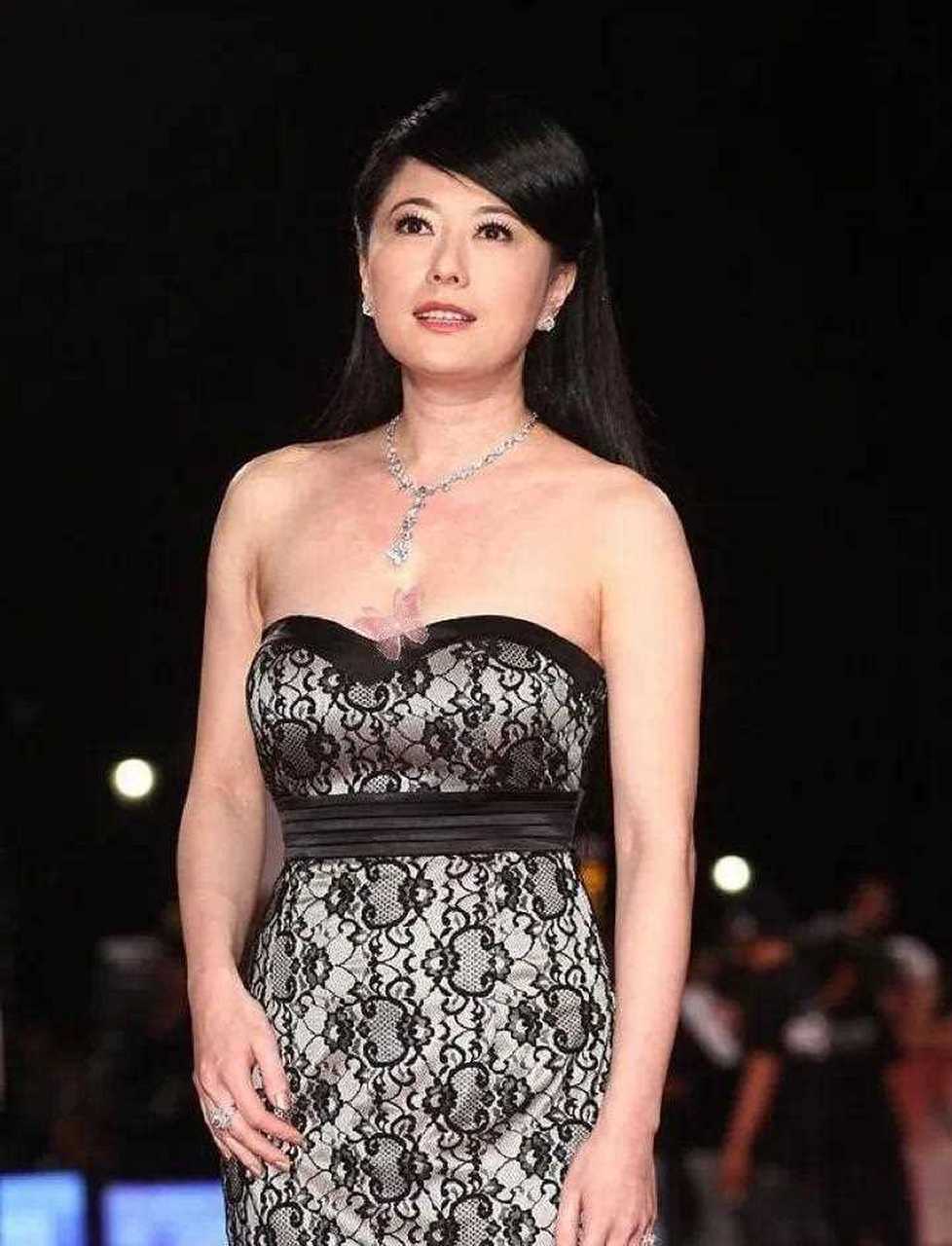 戈伟如年过半百还拥有花瓶曲线,抹胸裙配钻石项链风情而高贵,魅力不输