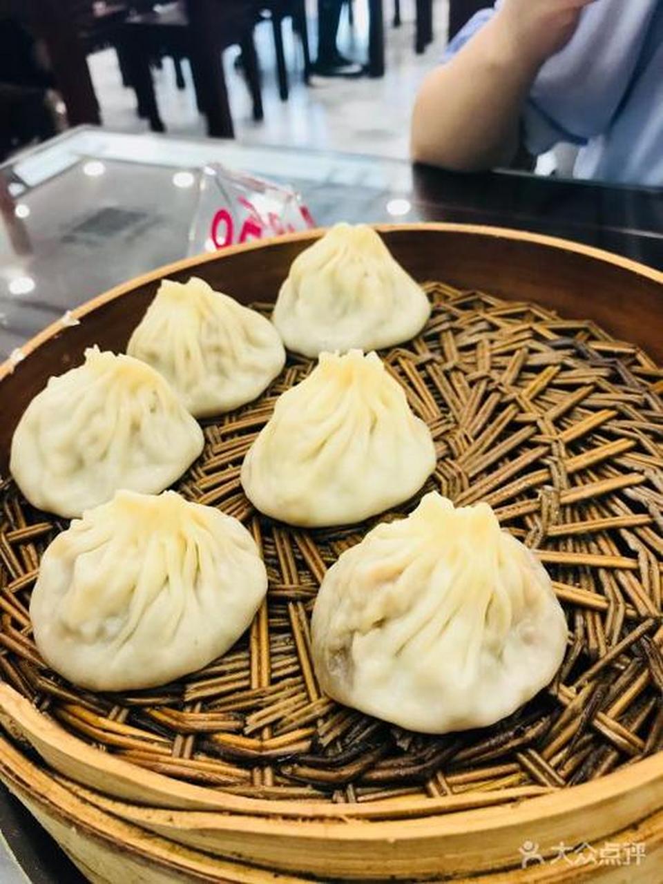 美食教程#鼎福记小笼包:个头大,皮较厚实,汁水多馅肉足,给人一种古色