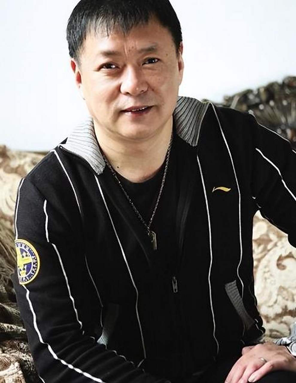 迟志强现身东北老家,出行坐电动车,眉毛快掉光老到认不出.