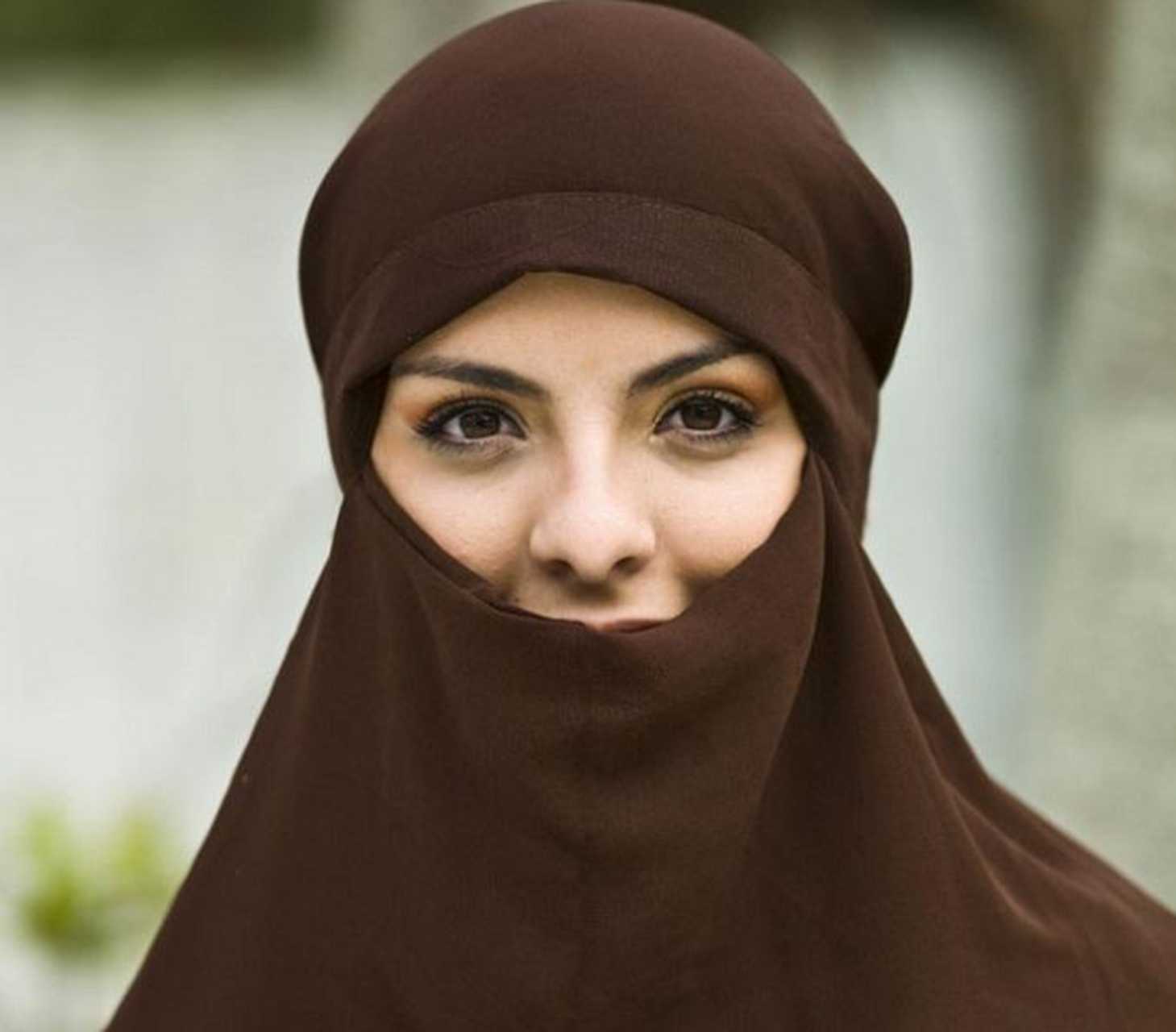 伊朗逮捕两名女性,罪名是没戴头巾  近日,伊朗司法机构下令逮捕两名