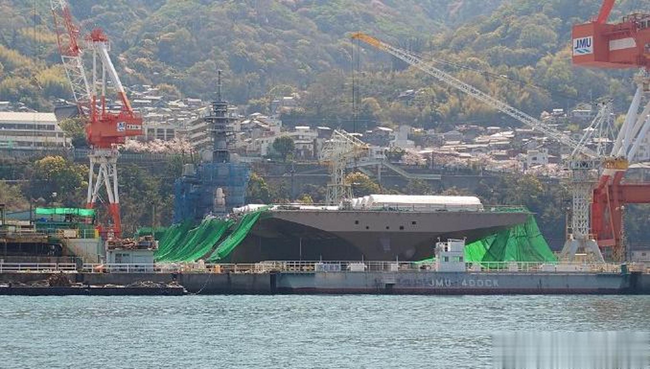 "加贺"号直升机航母正在升级为真正的航空母舰,预计日本将首先获得