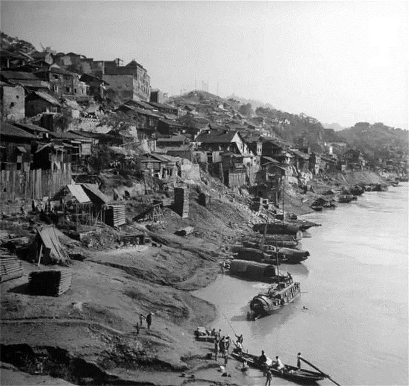 1945年9月,重庆,长江岸边用泥巴和竹子修建的民居吊脚楼