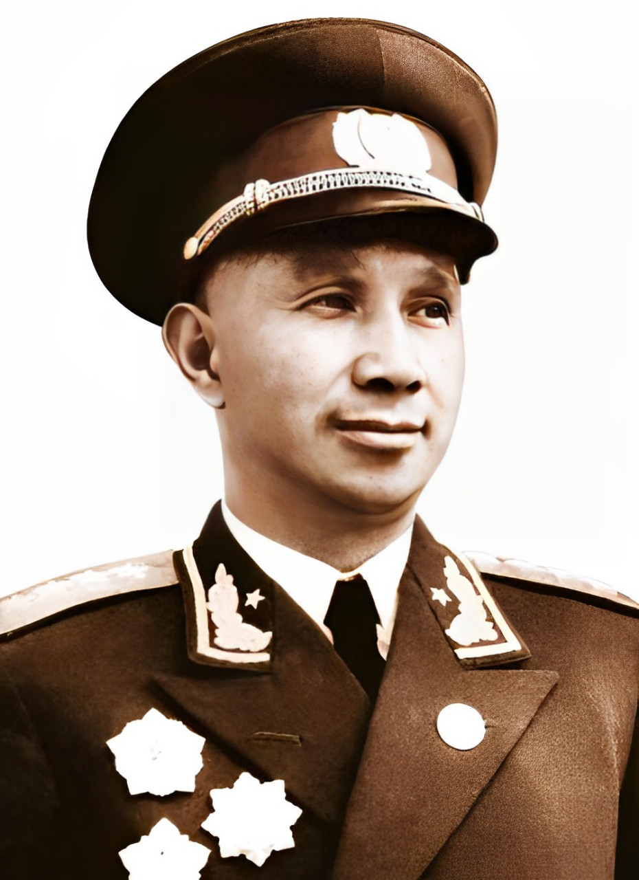 住院的陈丕显散步回来,吃了一惊:"苏先生,你怎么坐在这里?守卫呢?