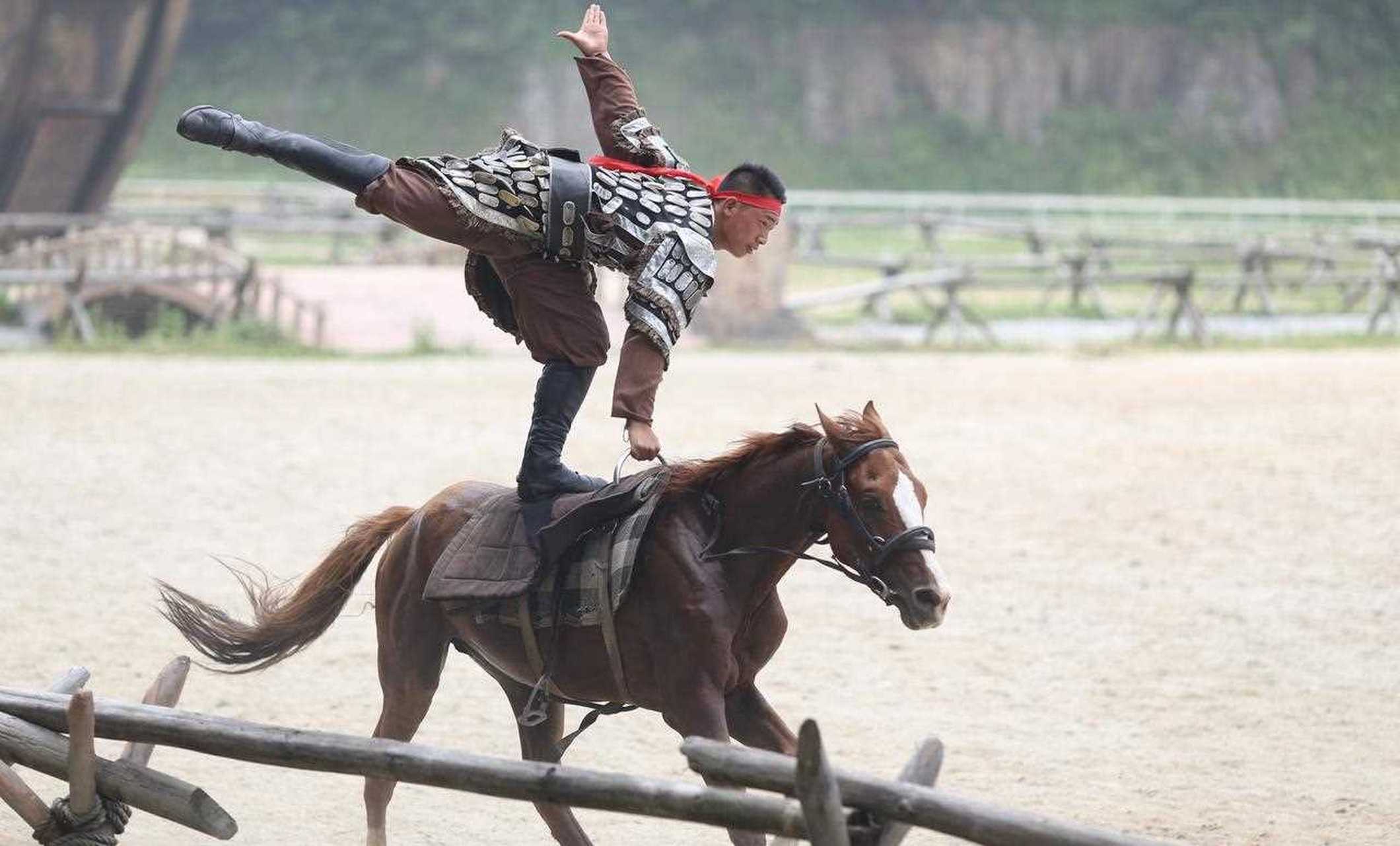 倒立,时而站立,时而翻滚,时而跳跃,每个人都技术高超,动作惊险刺激,高