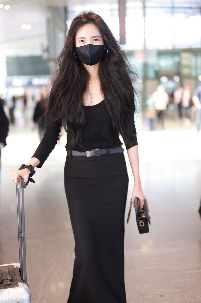 王紫璇机场街拍,黑色打底衫搭配半裙,简约苗条!
