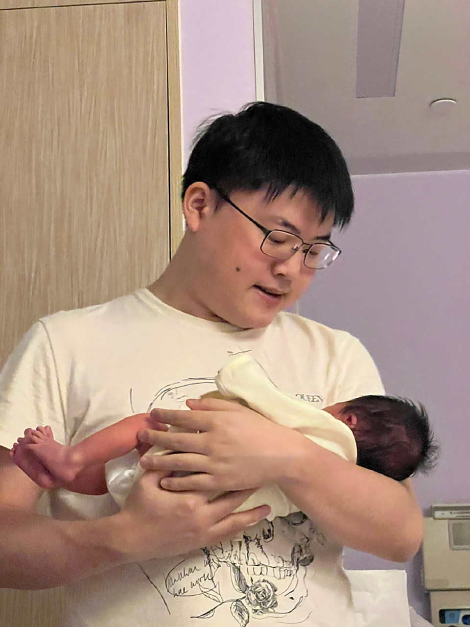 lpl选手uzi当爹了,抱着宝贝小心翼翼的姿势没有一点赛场上的霸气,多了