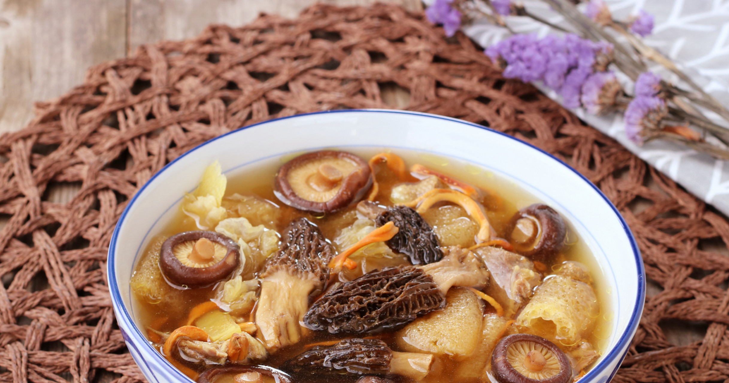 竹荪中含有21种氨基酸,其中8 种为人体所必需氨基酸,经常食用竹荪有