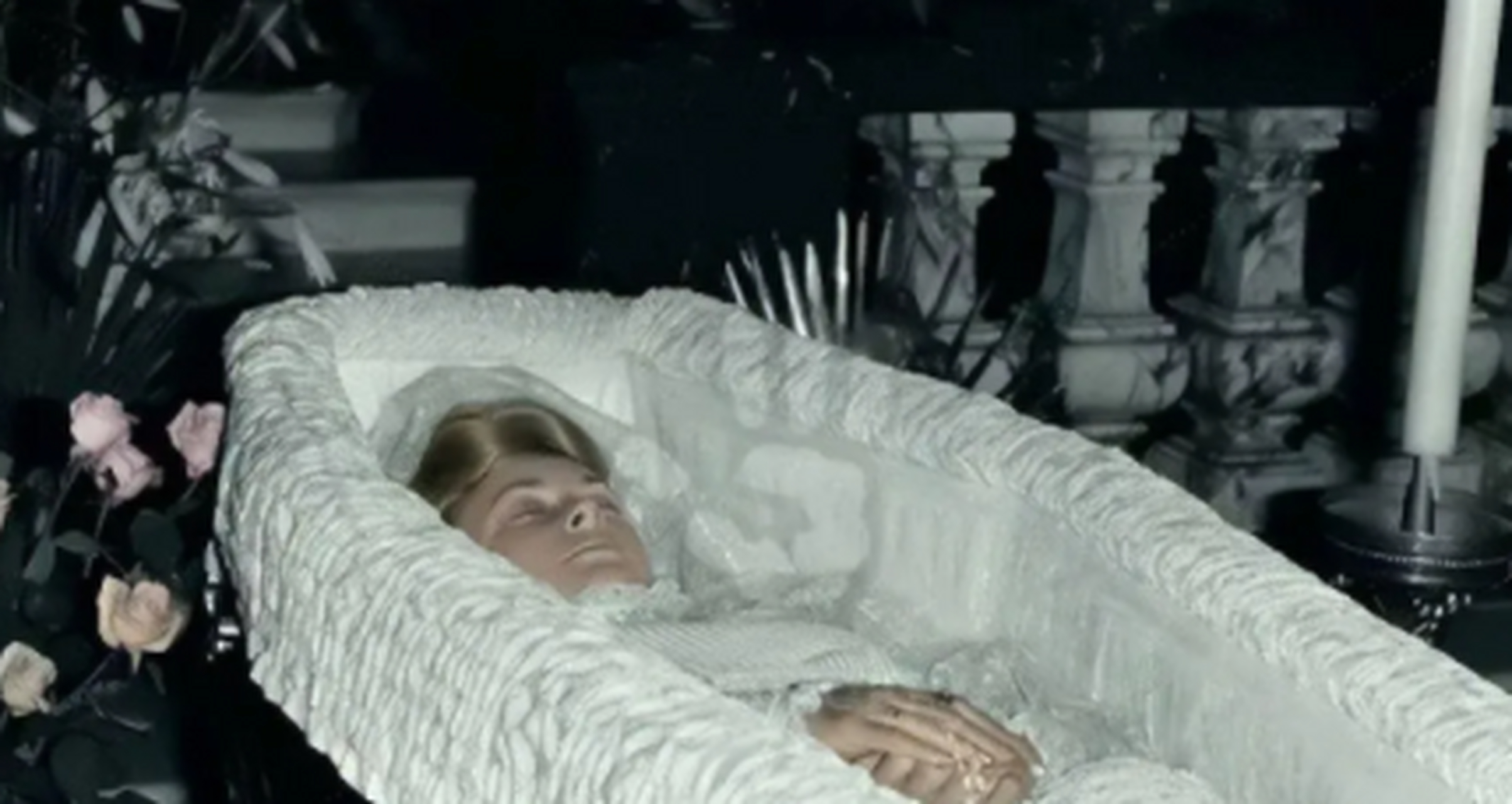 1997年,戴安娜王妃,一张罕见的遗容,照片中的她躺在洁白的棺材当中