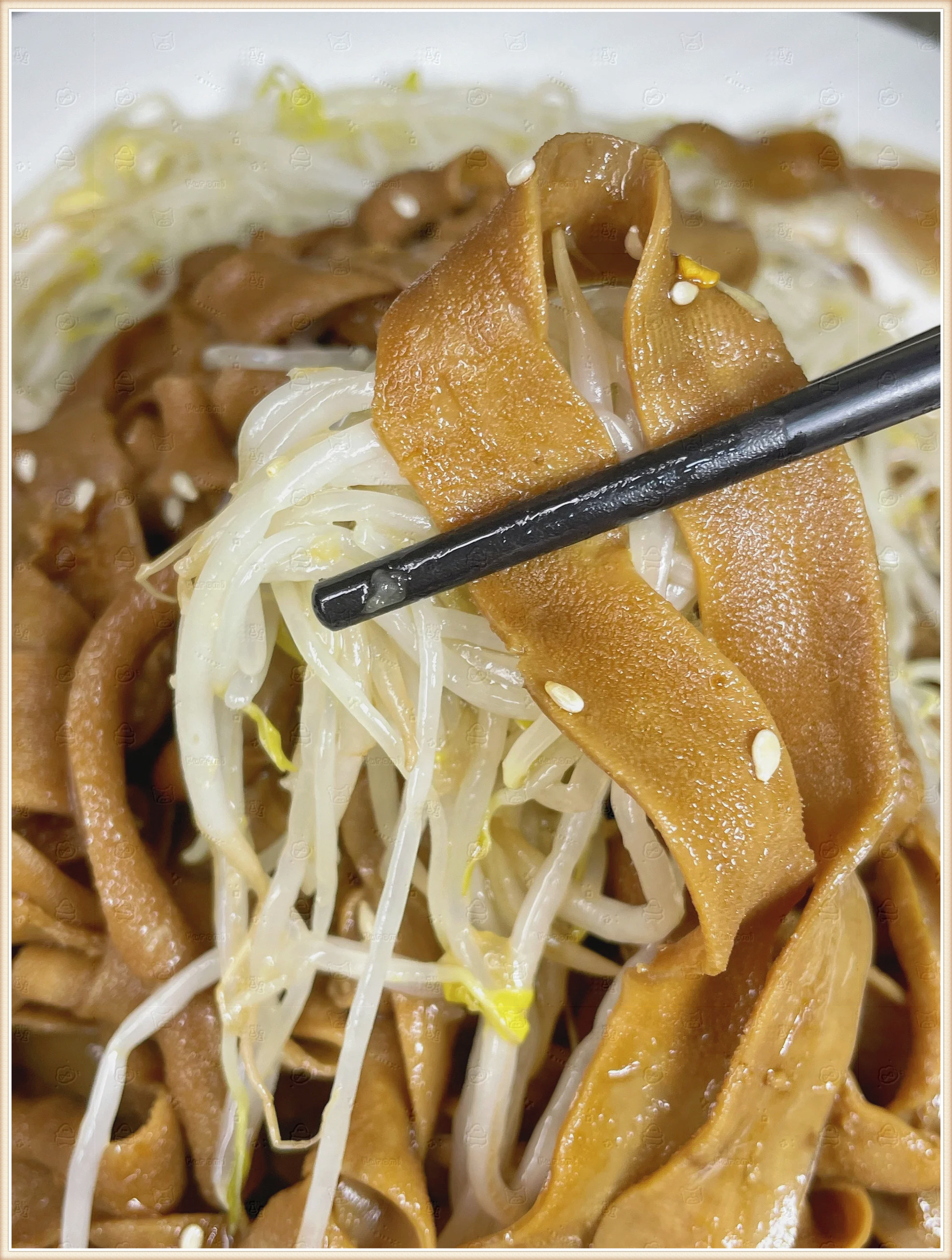这道经典的粤菜将鹅肠与绿豆芽完美搭配豆芽吸满了浓郁的酱汁仿佛