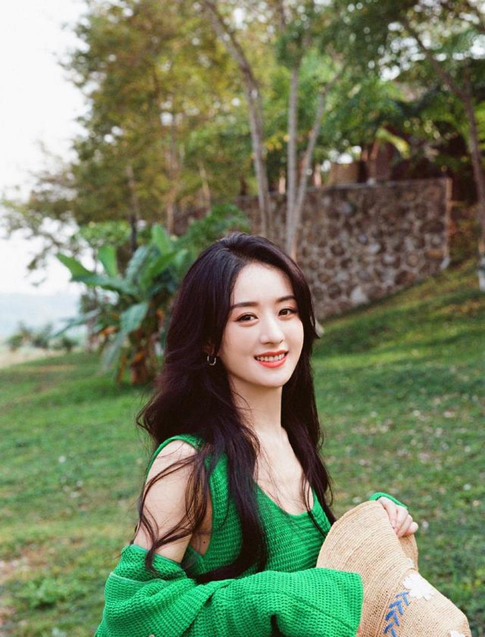 赵丽颖绿色森林系写真,恬静可爱完美诠释清纯感