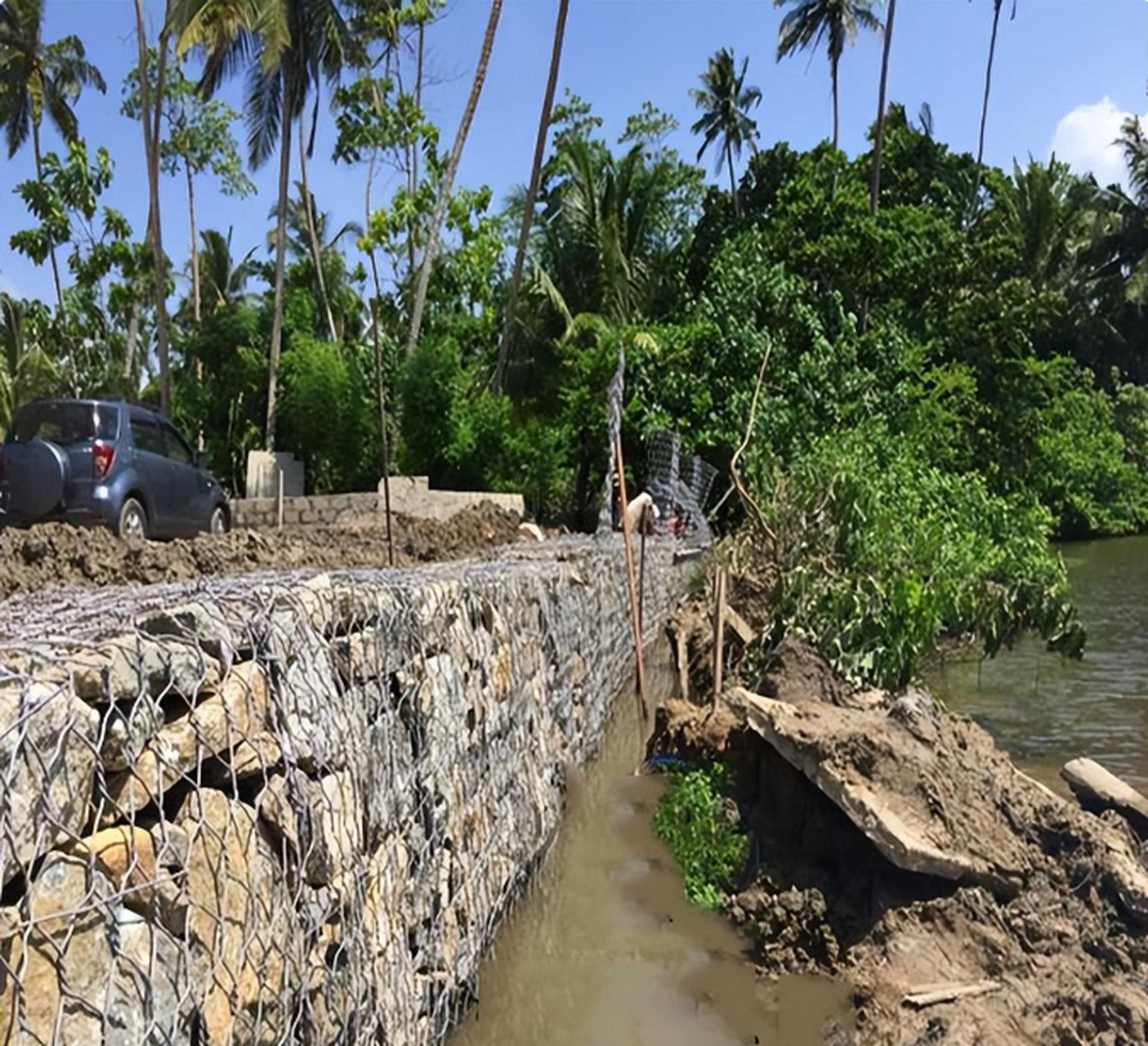 中的石笼网-石笼网箱 传统的护坡,护岸方法主要是依靠石块或混凝土,会