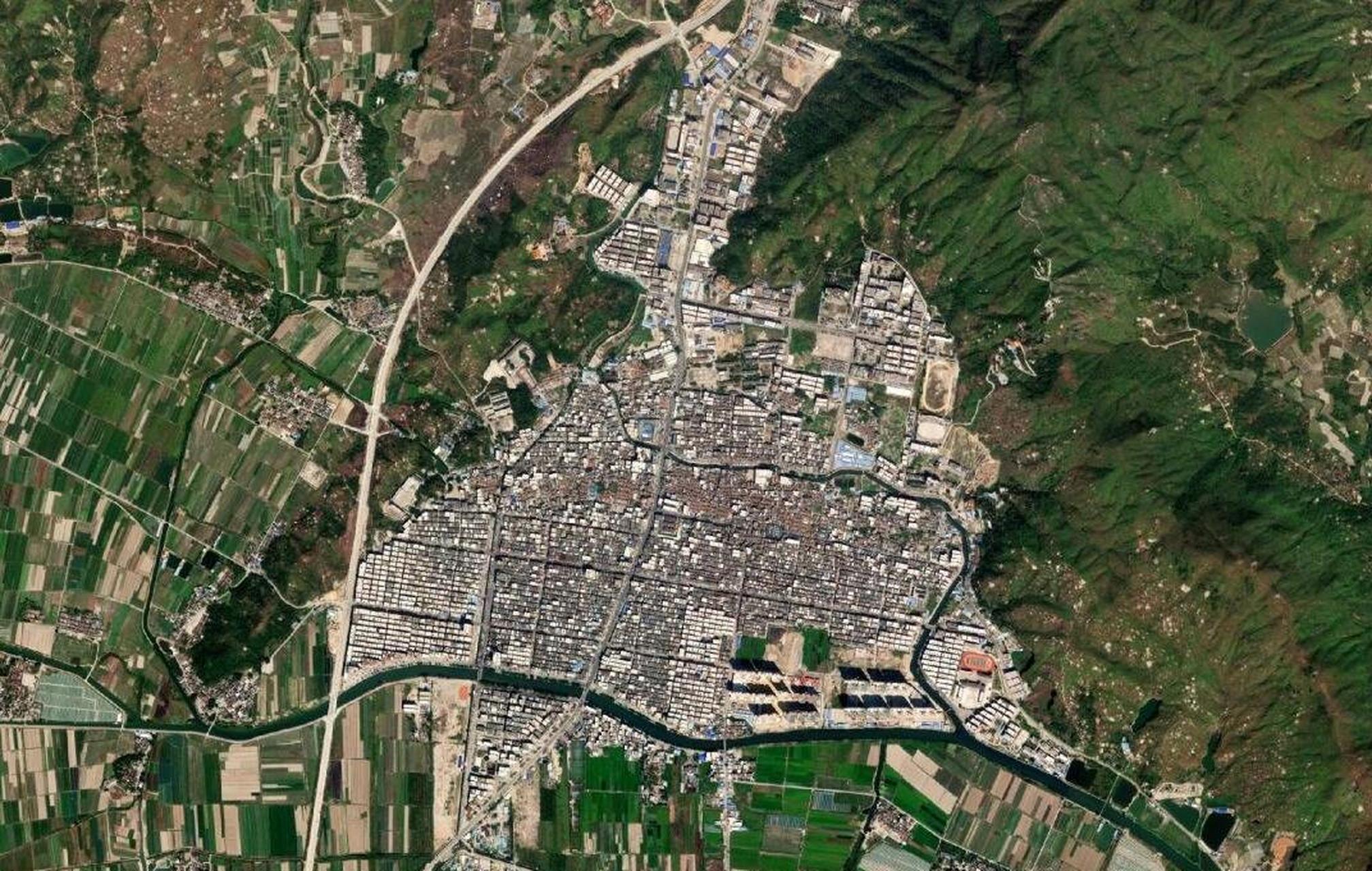 广东省汕尾市海丰县的梅陇镇,全镇人口超十万,城镇建成区面积约5平方