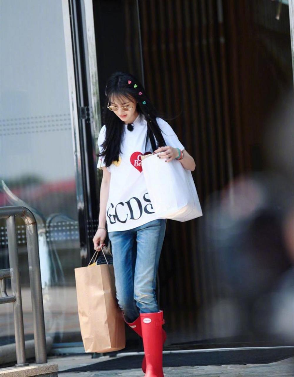 郑爽最近似乎录制了不少节目,最新造型身穿白体恤搭配牛仔裤和红色