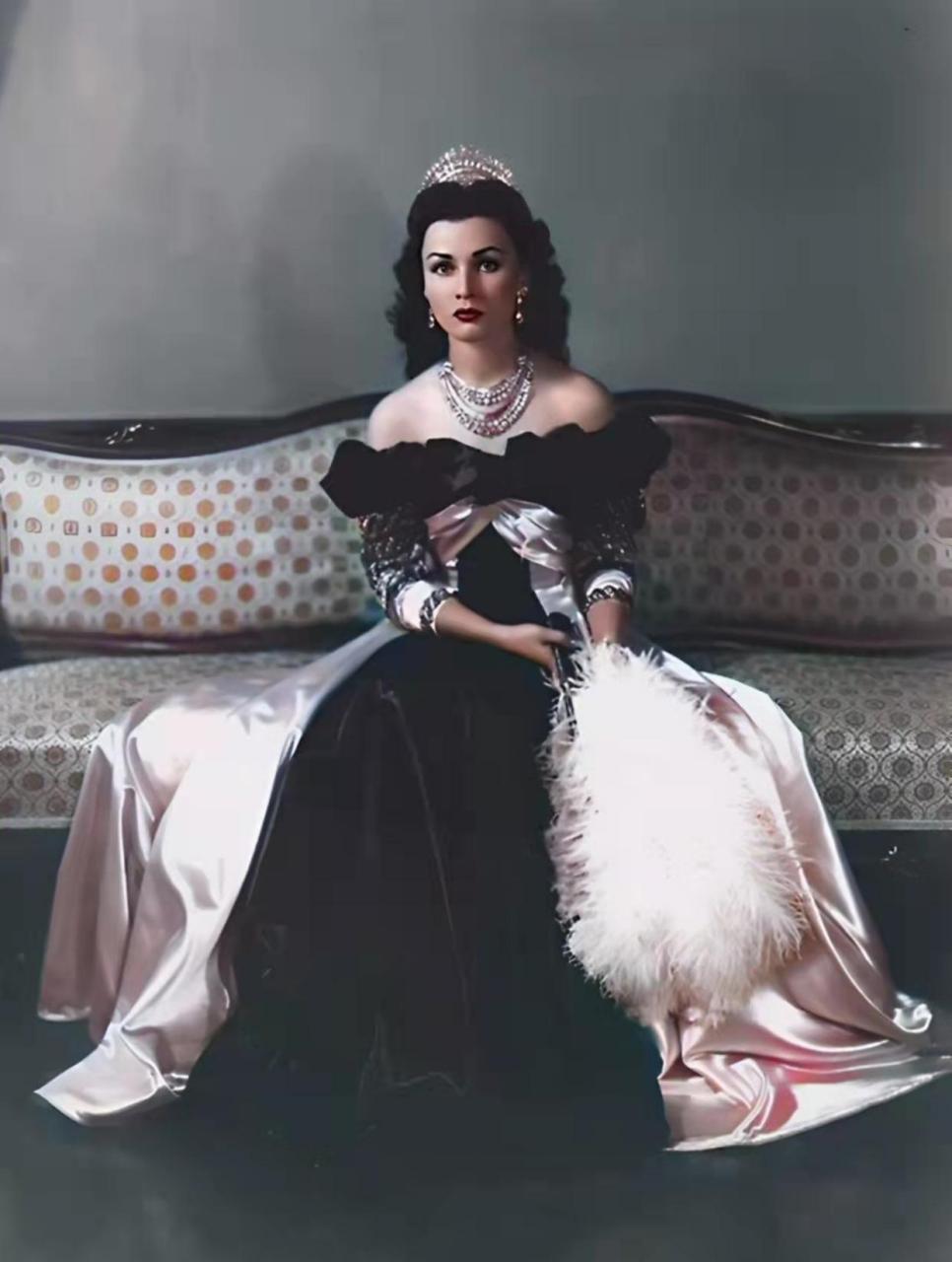 照片中这位漂亮的女子是埃及末代公主法丝亚·福阿德,法丝亚·福阿德