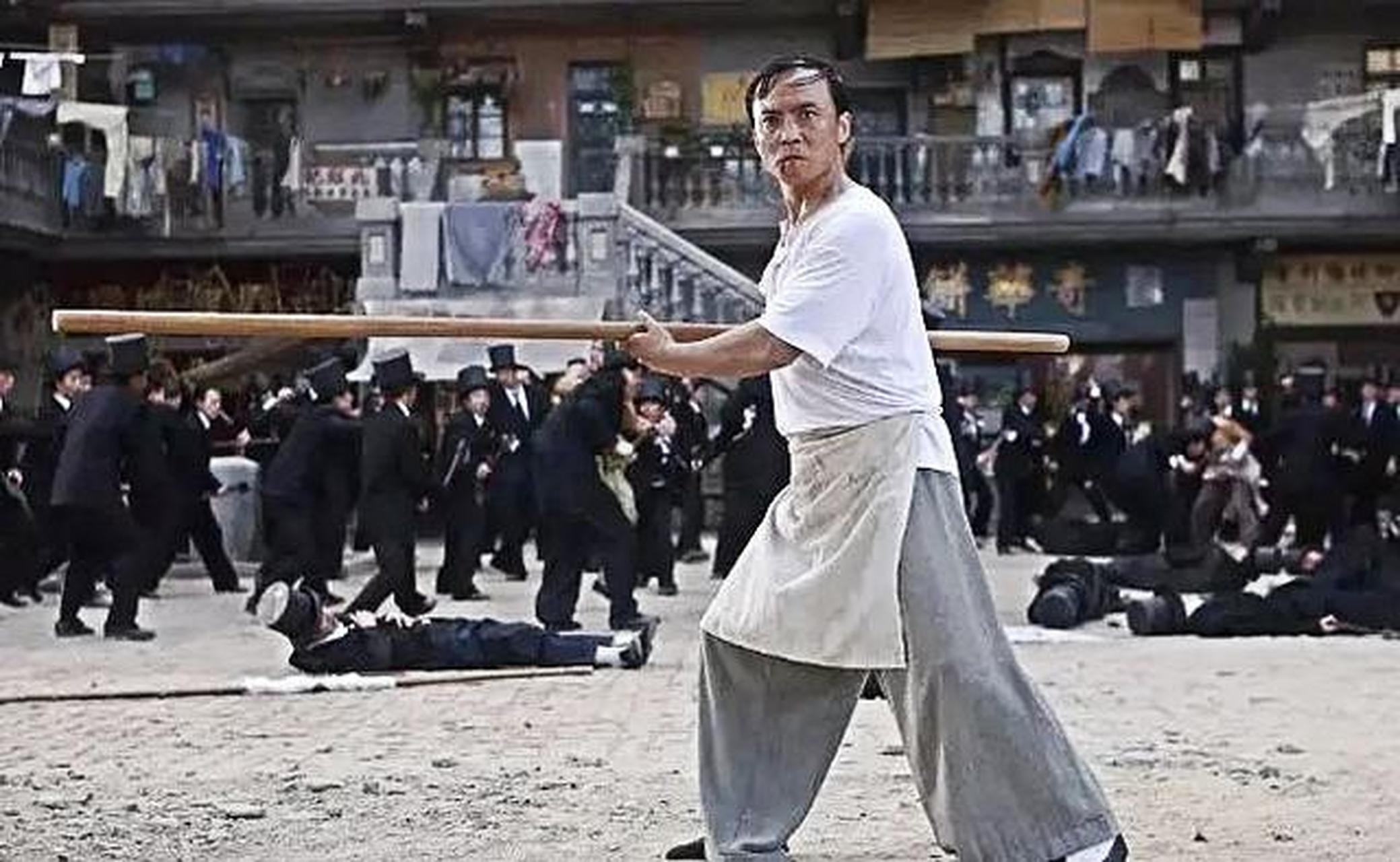 名导张彻擅长功夫片,而董志华早期在戏曲班子是名角,10岁学的京剧,在