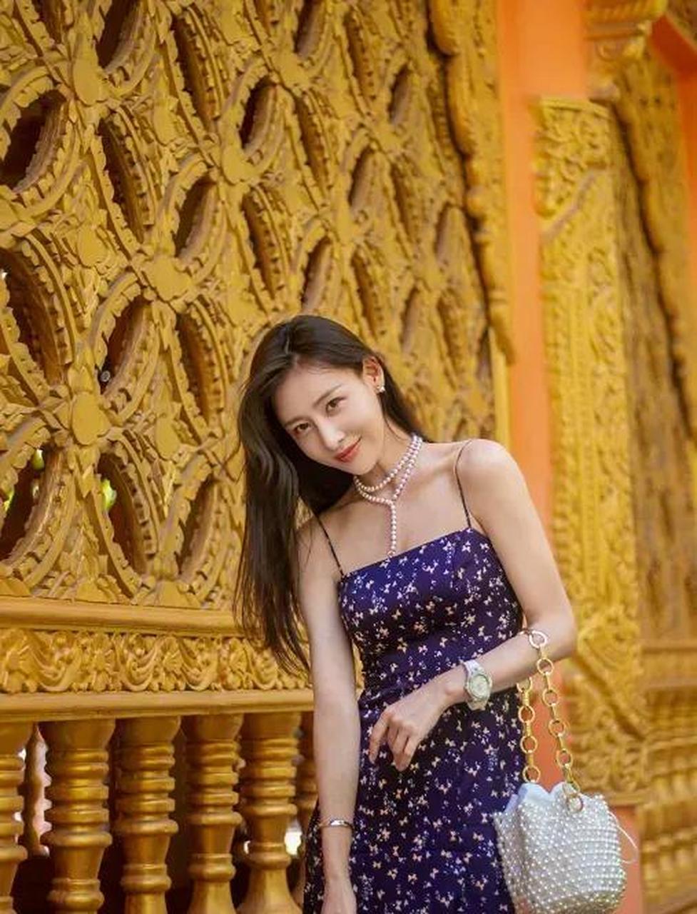 没想到,贾青这么漂亮 穿碎花吊带连衣裙青春洋气 秒变初恋女友 颜值高