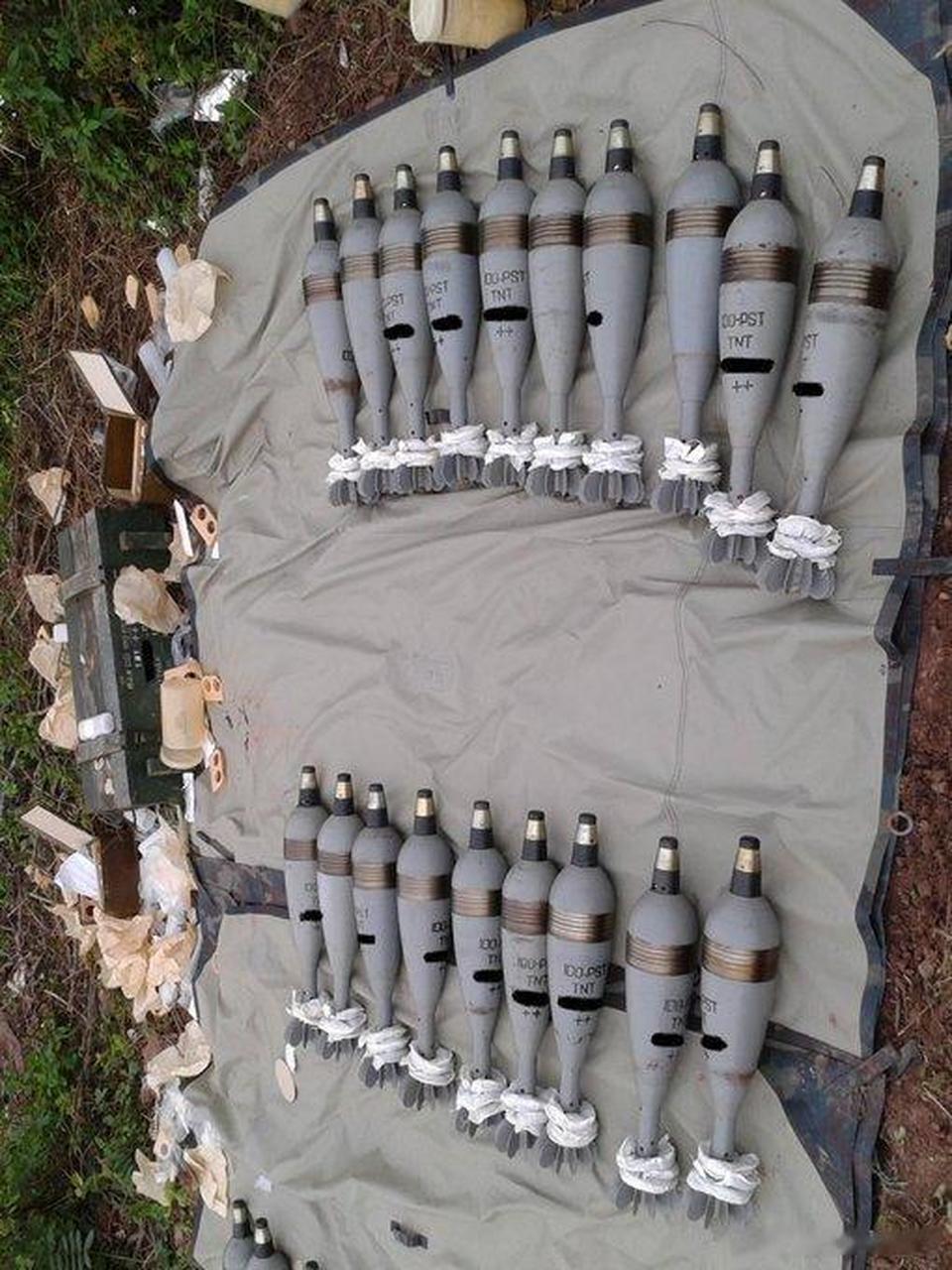 越南军队新兵学习如何准备 100 毫米迫击炮以执行野战射击任务.