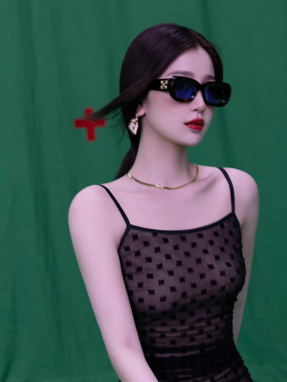 星闻#  虞书欣黑色背心黑色美甲黑色靴子,看起来真的很欲! #虞书 