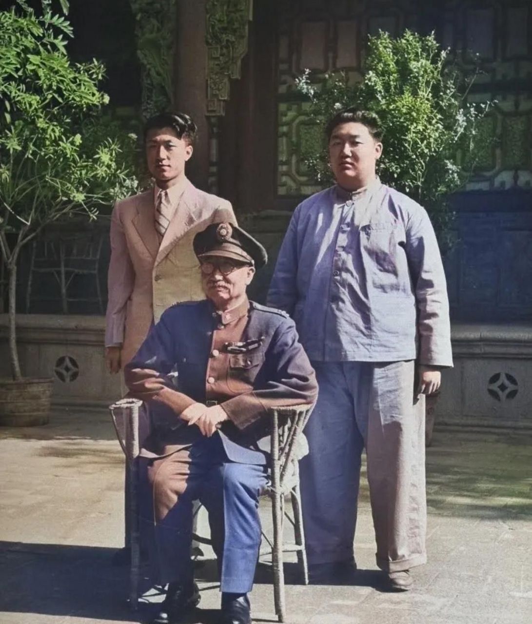 阎锡山与两个儿子的合影,右为四子阎志敏,左为五子阎志惠.