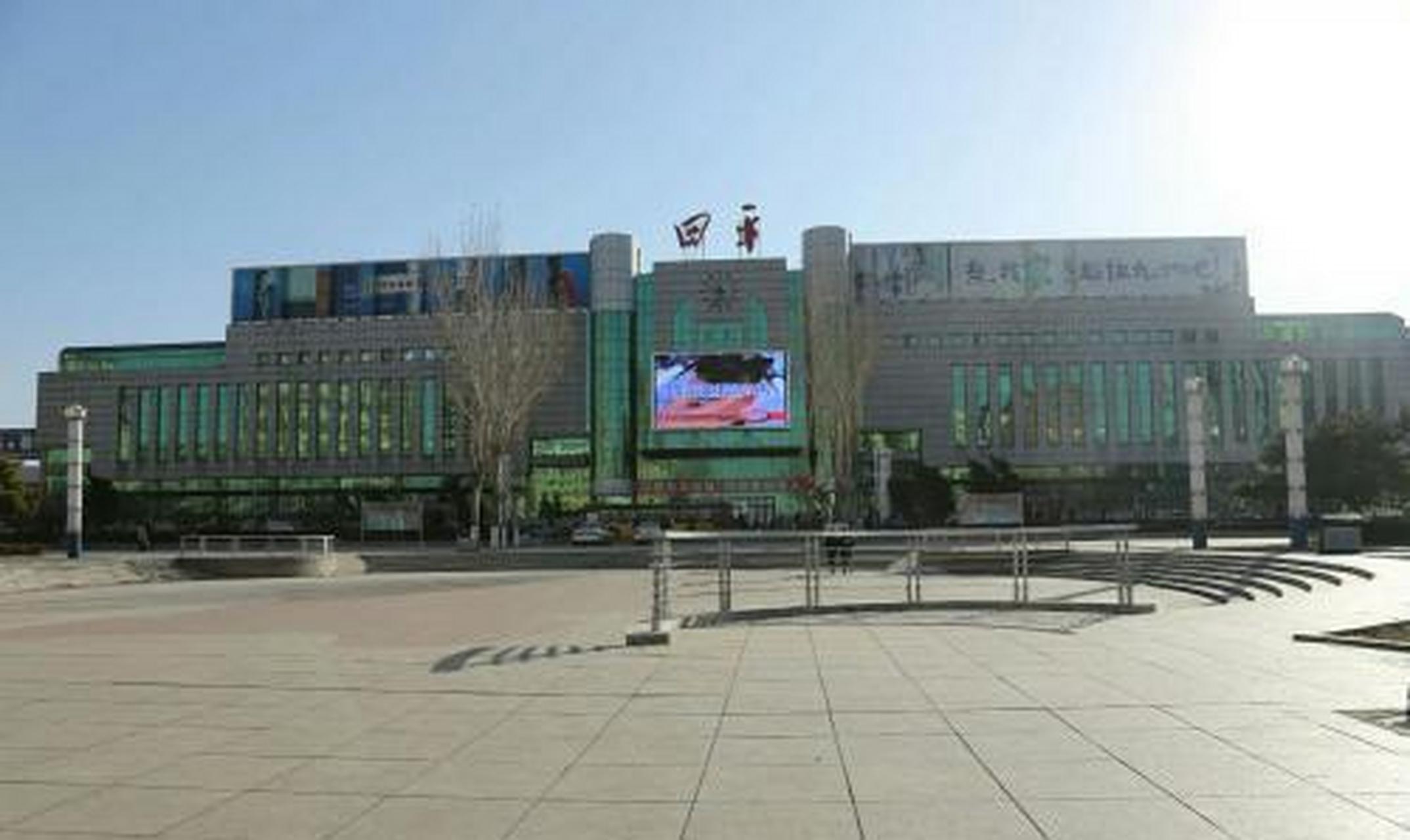 四平市是吉林省的一个地级市,地处松辽平原中部,正好是辽宁,内蒙古