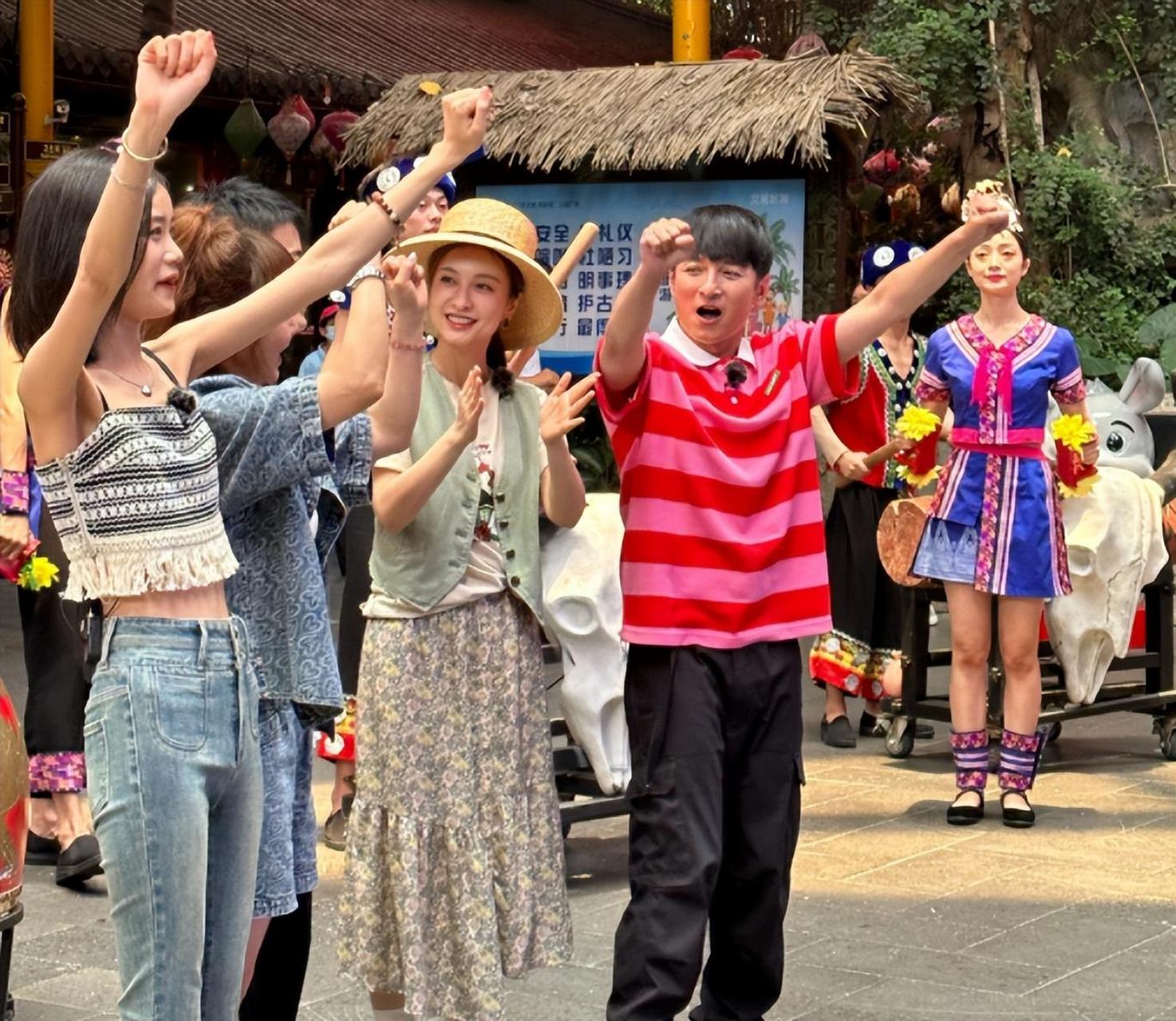 吴昕和李维嘉久违同框,穿长裙显臃肿,小腹微微凸起,像极了孕妇!