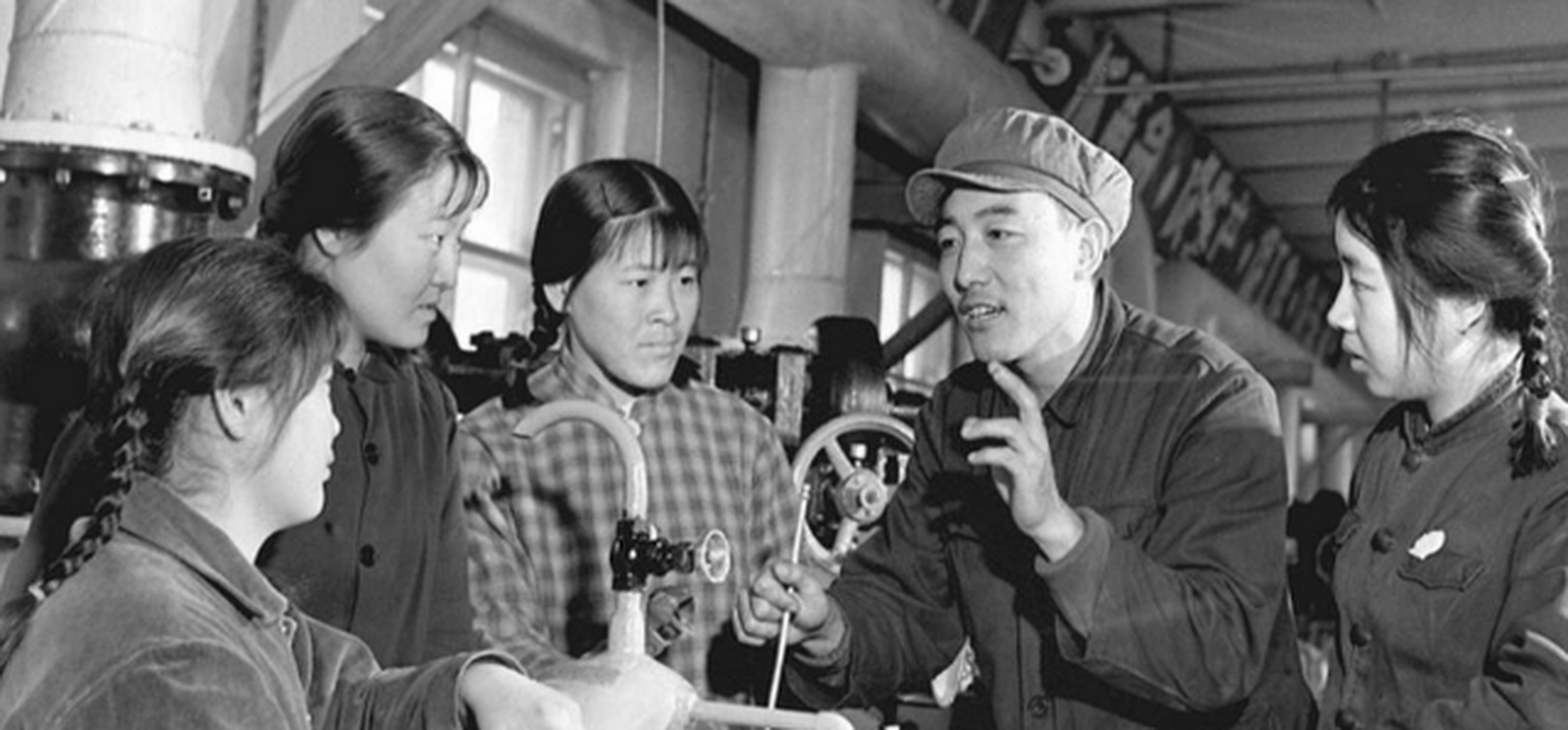 故事还要从1960年说起,新中国刚刚成立的时候,国家百废待兴,但国库里