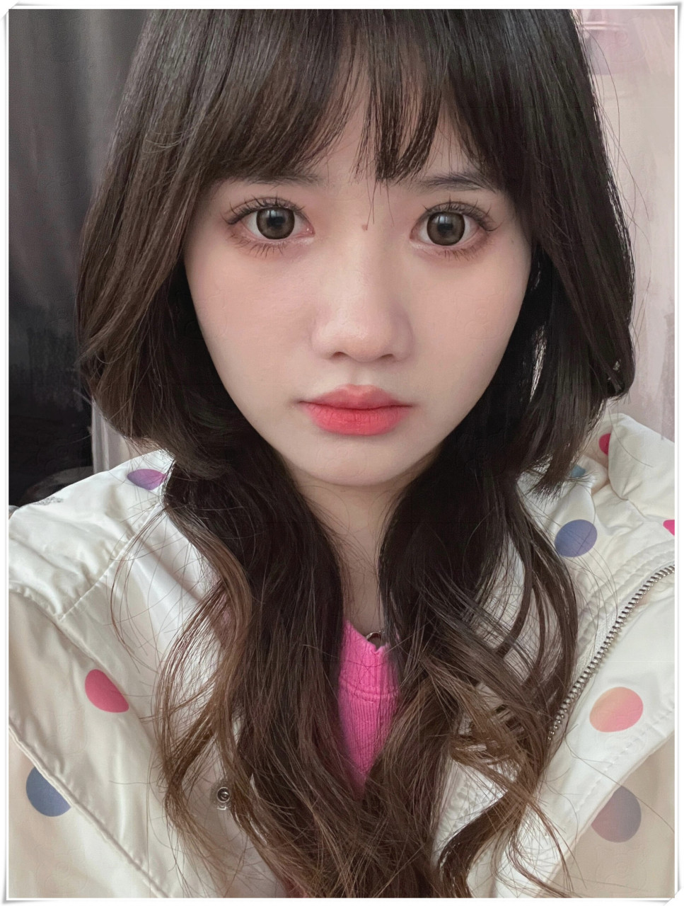 水母头!长短不同风格  对于圆脸的你,短的水母头是个不错的选择.