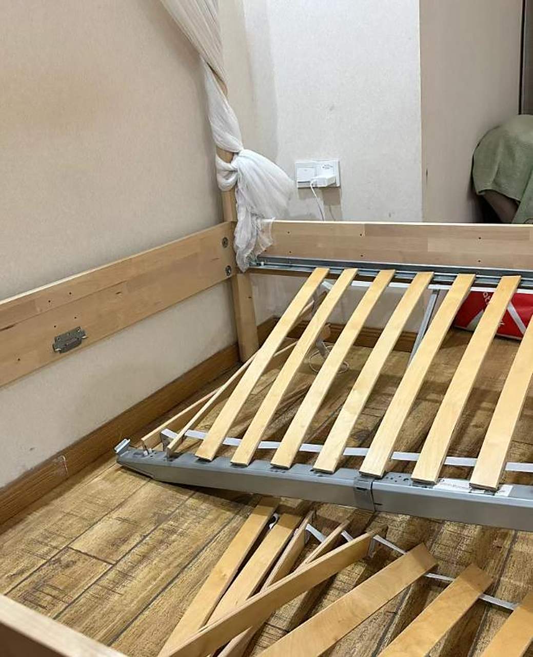 情侣住酒店把床睡塌了,在地上躺了一晚!