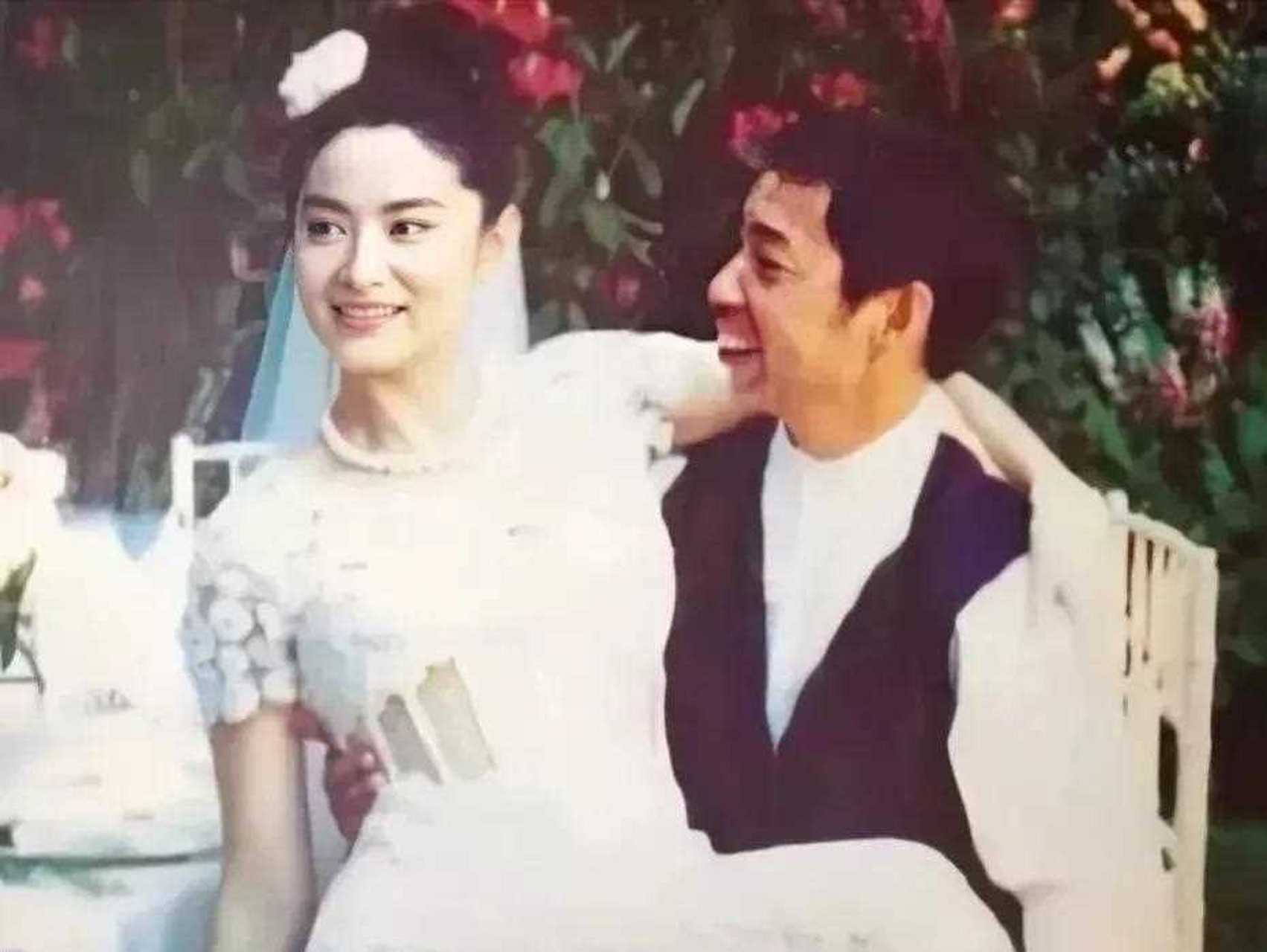1994年,40岁的林青霞嫁给富商邢李原,在婚礼上,她穿着的白色婚纱礼服