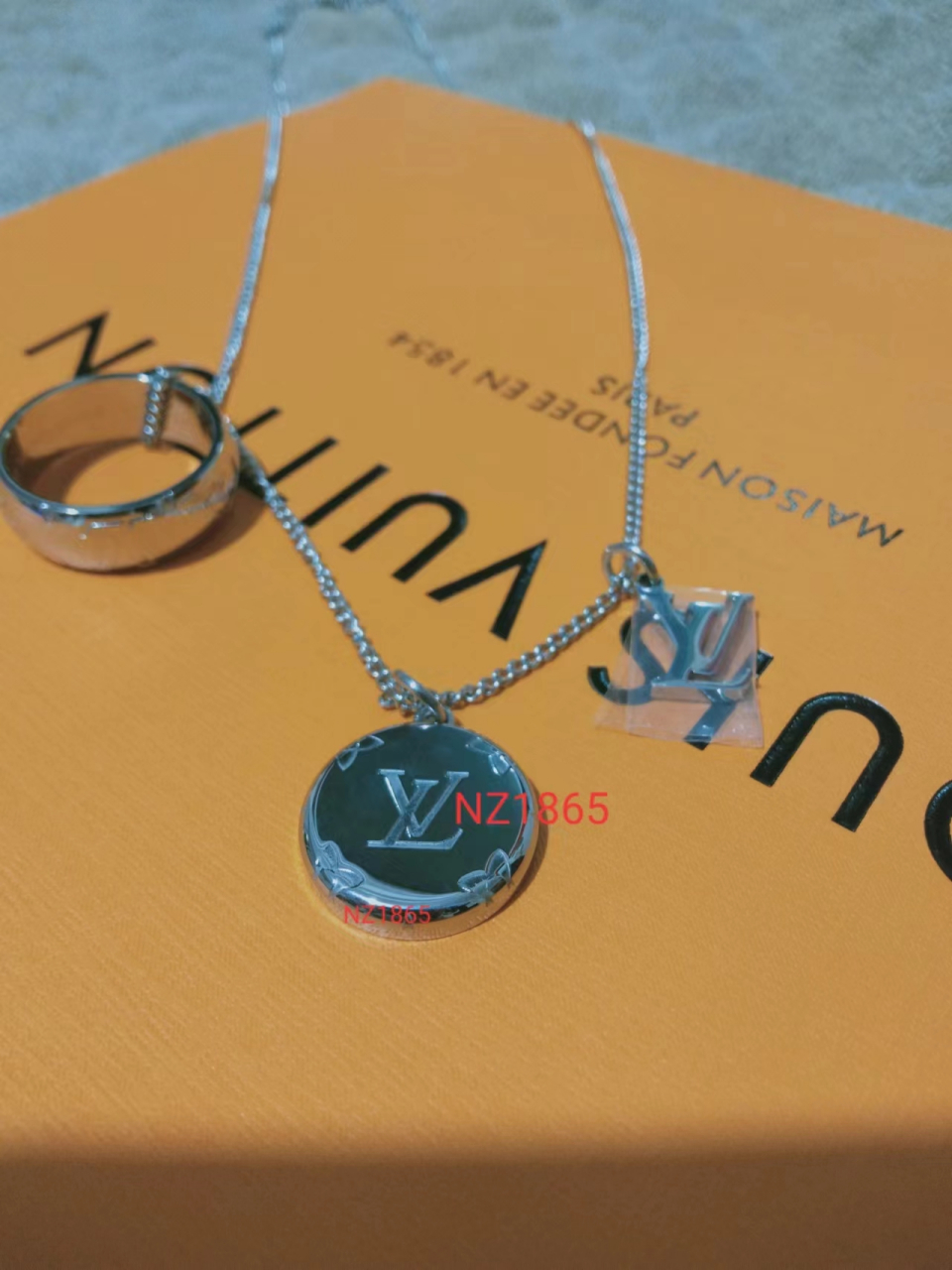 一款时尚百搭轻奢气质lv三合一戒指项链银色毛衣链,让你与众不同